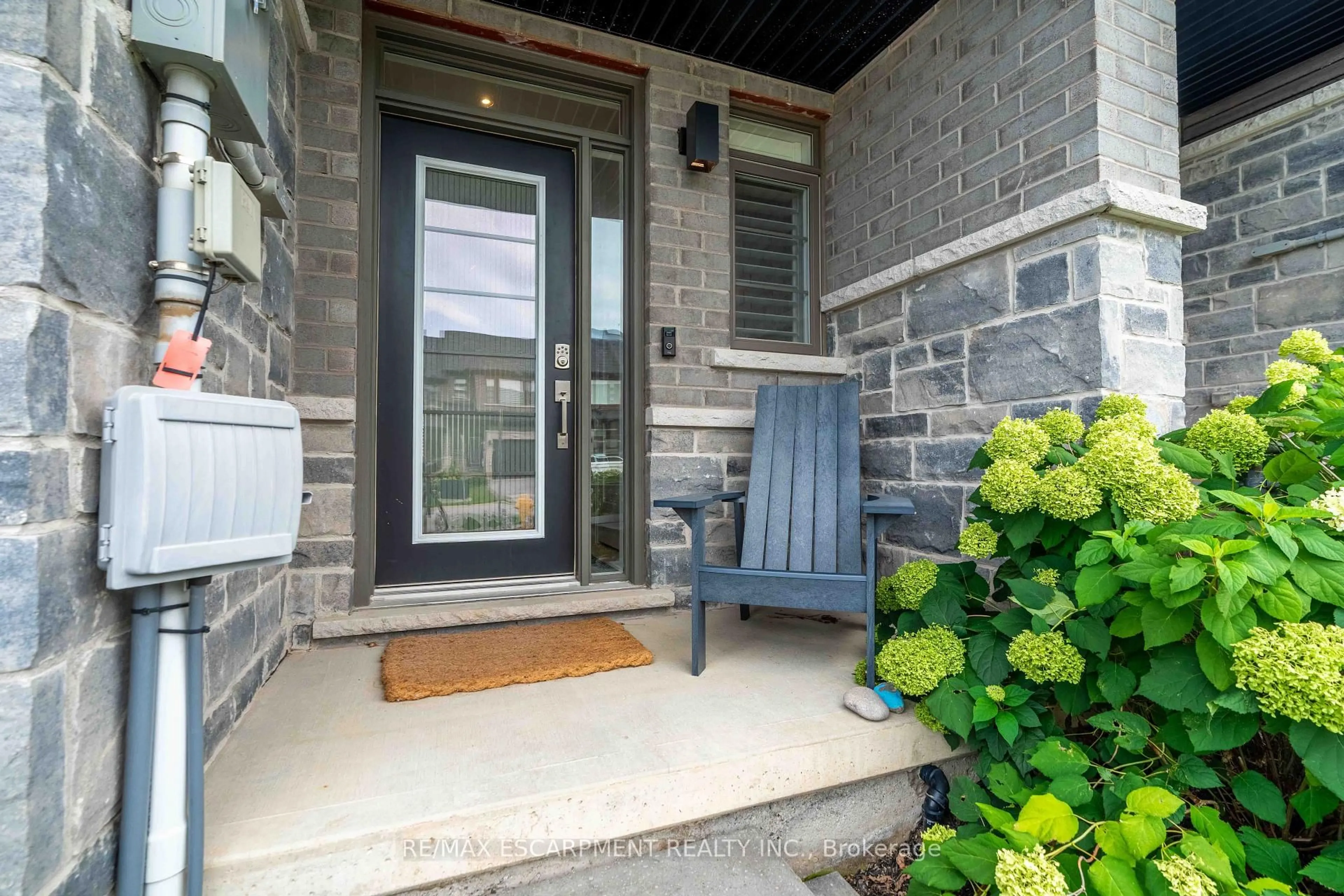 Indoor entryway for 4005 Crown St, Lincoln Ontario L3J 0S8