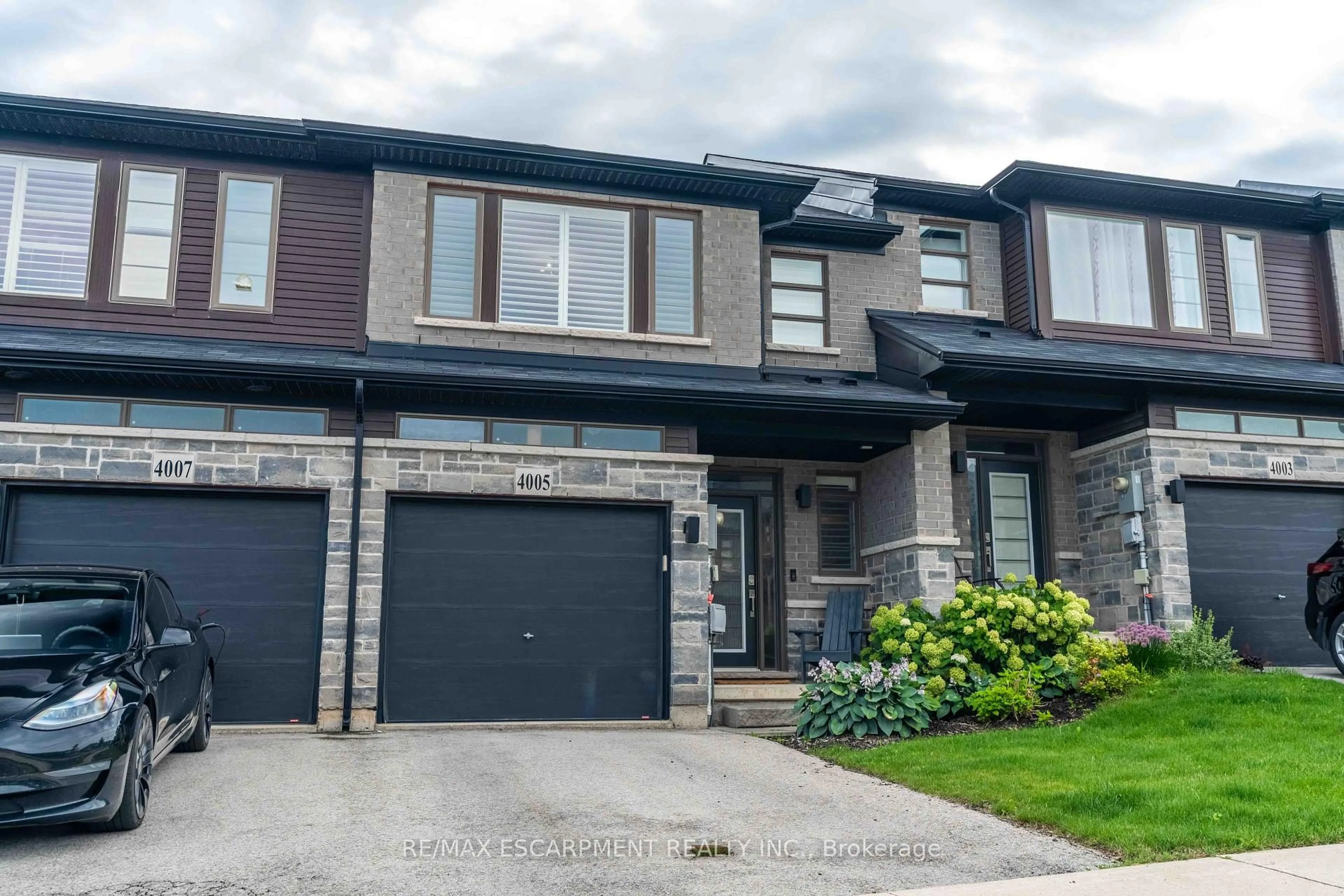 Home with brick exterior material, street for 4005 Crown St, Lincoln Ontario L3J 0S8