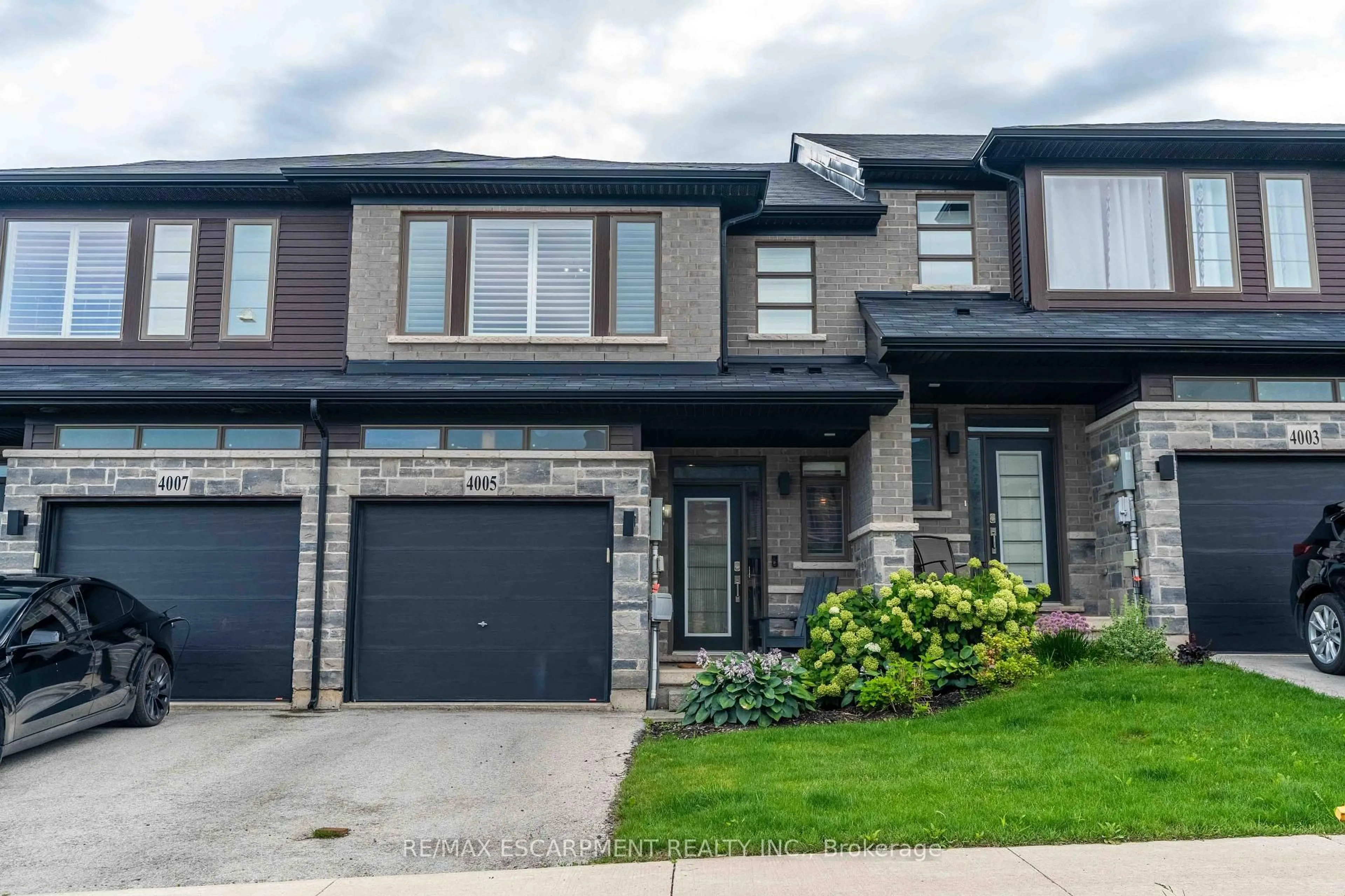 Home with brick exterior material, street for 4005 Crown St, Lincoln Ontario L3J 0S8