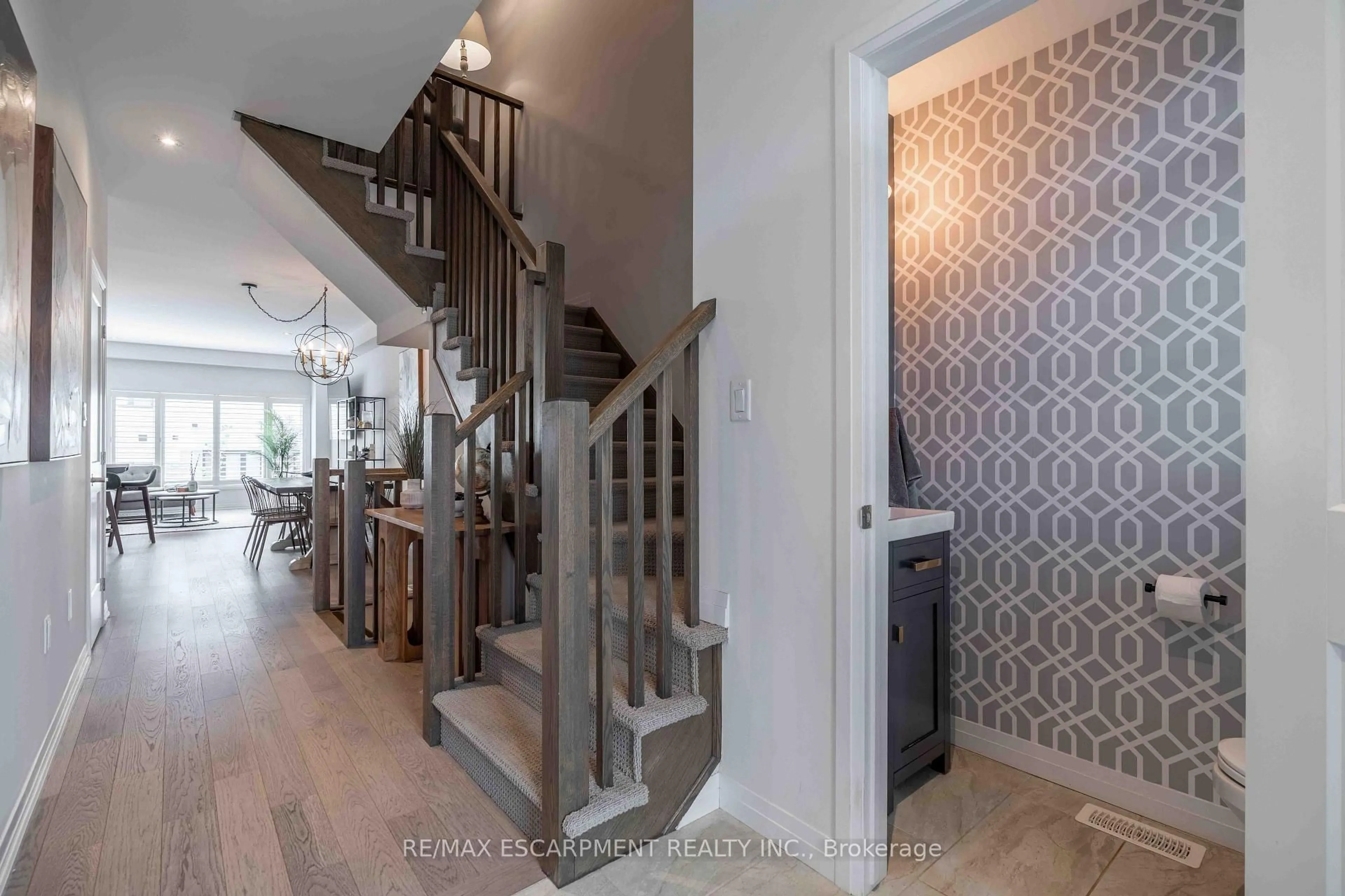 Indoor entryway for 4005 Crown St, Lincoln Ontario L3J 0S8