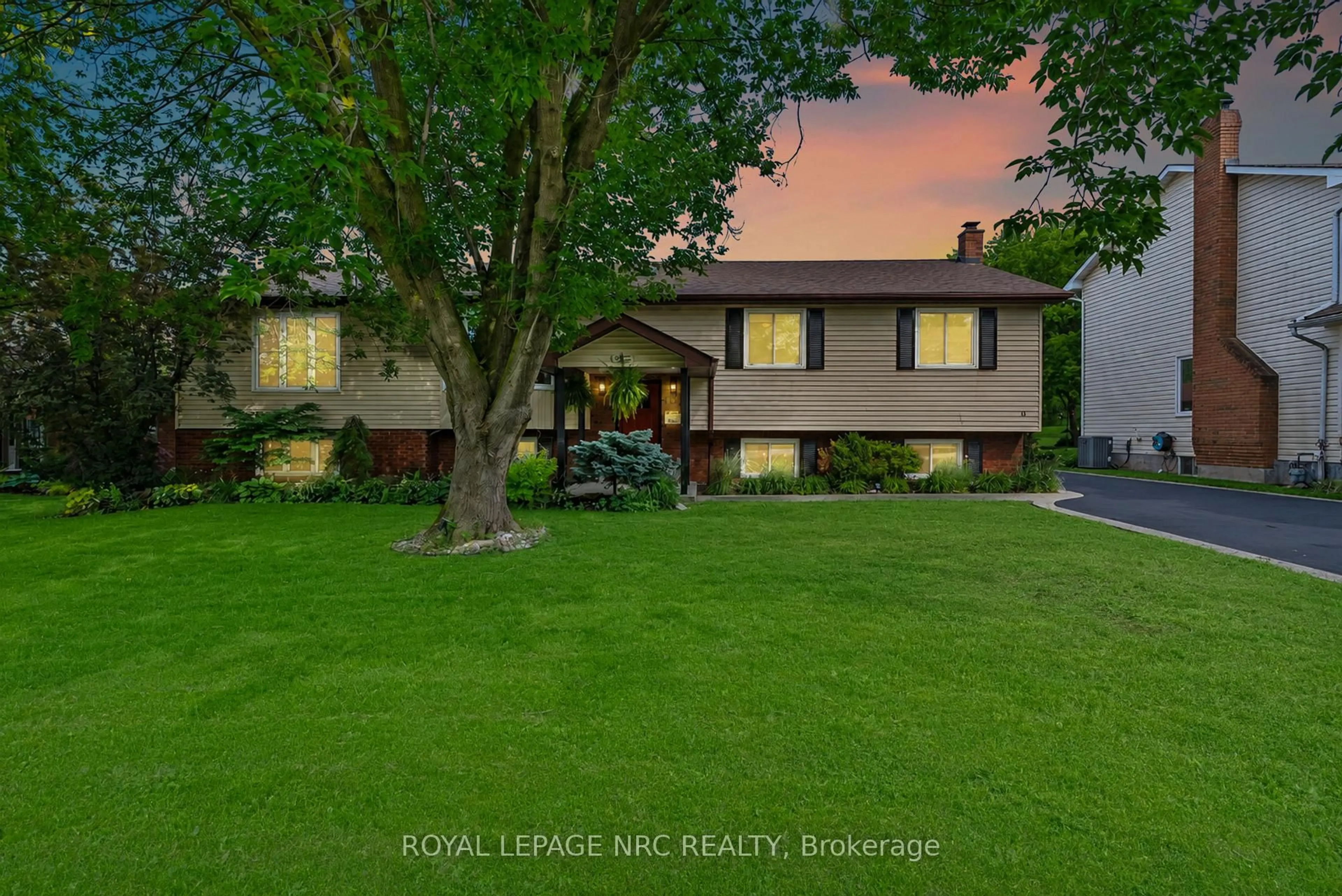 A pic from outside/outdoor area/front of a property/back of a property/a pic from drone, street for 15 Park Rd, Grimsby Ontario L3M 2N8