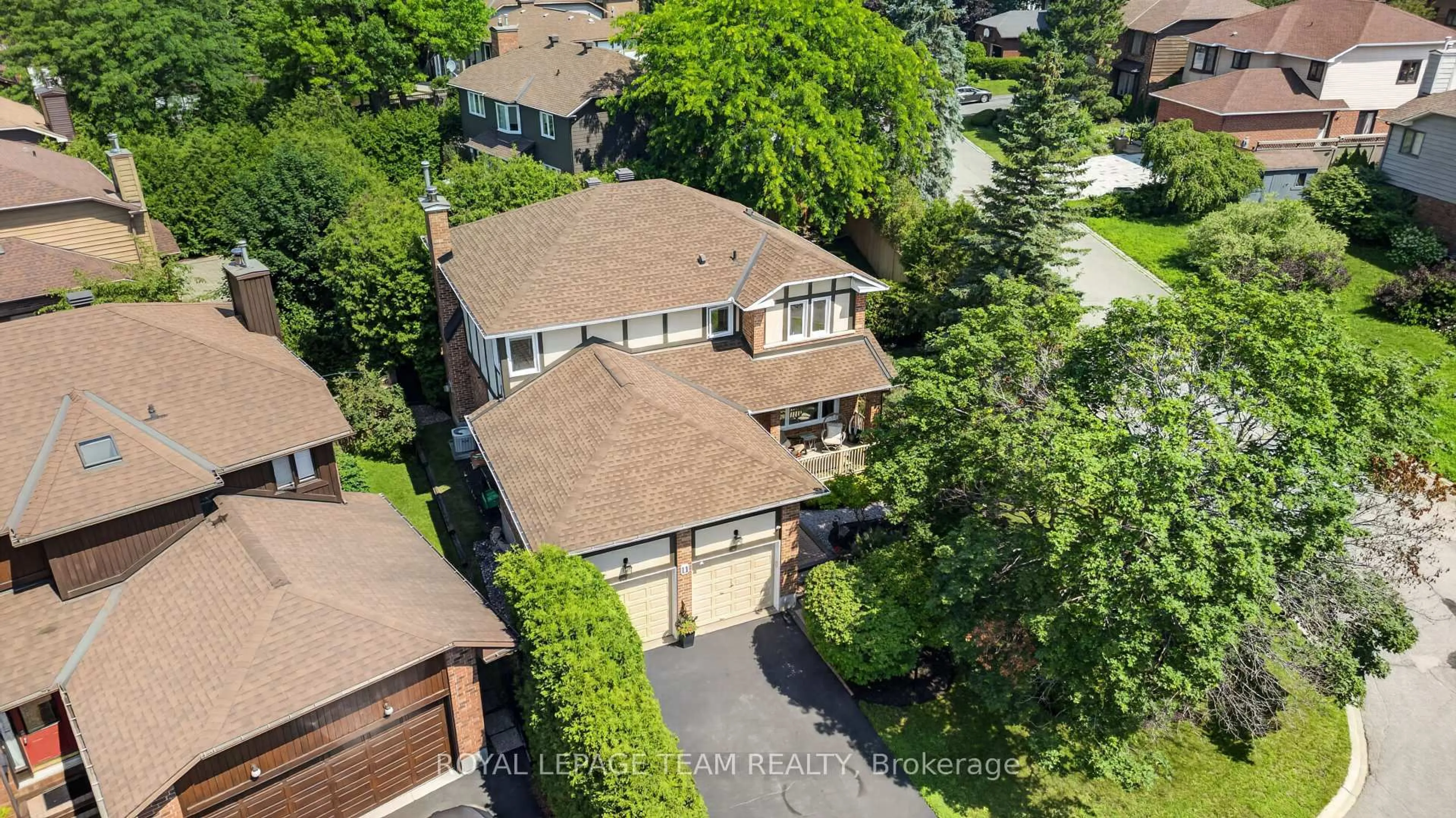 A pic from outside/outdoor area/front of a property/back of a property/a pic from drone, street for 11 Fessenden Way, Ottawa Ontario K2L 3L1