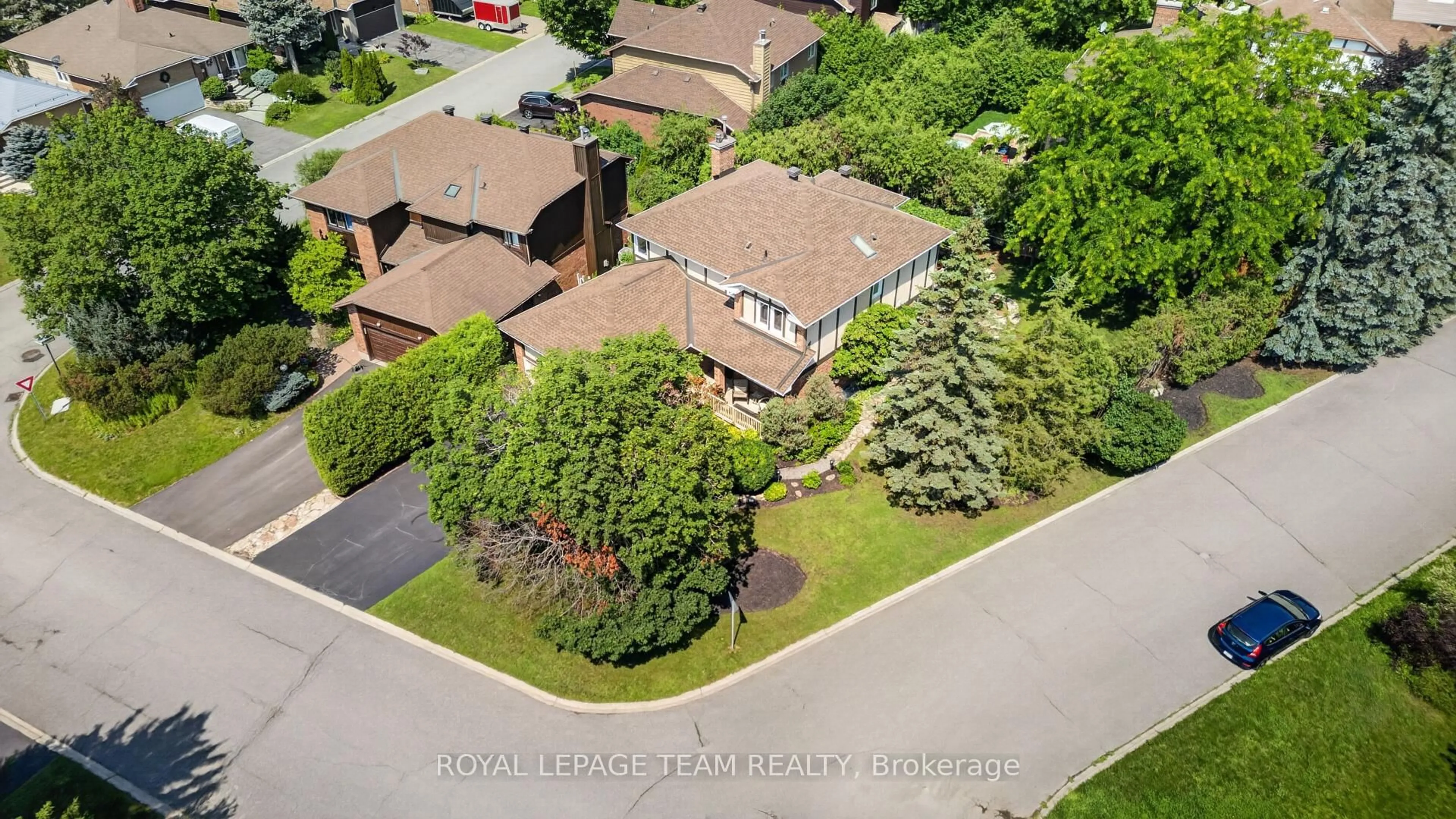 A pic from outside/outdoor area/front of a property/back of a property/a pic from drone, street for 11 Fessenden Way, Ottawa Ontario K2L 3L1