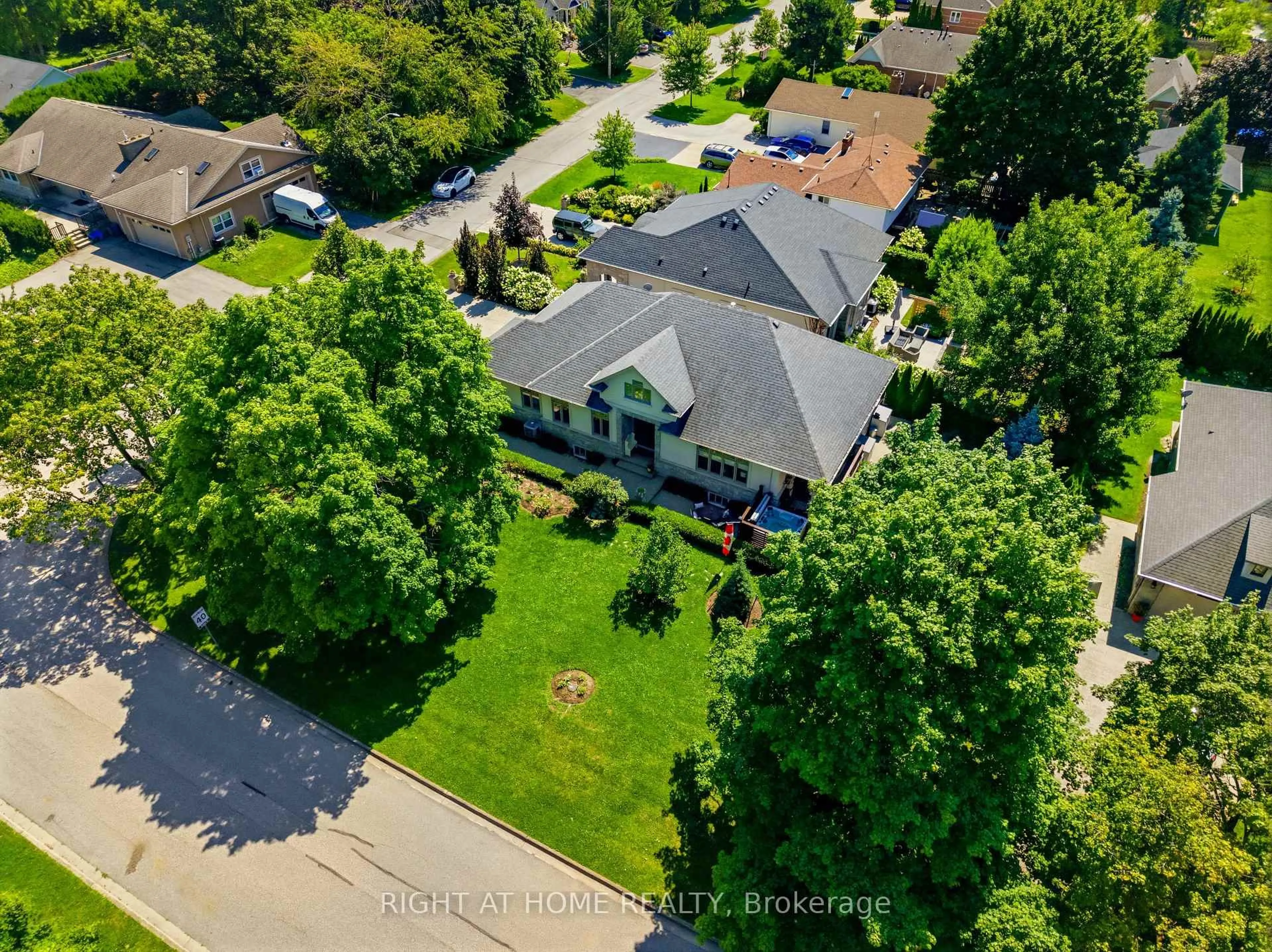 A pic from outside/outdoor area/front of a property/back of a property/a pic from drone, street for 411 Nassau St, Niagara-on-the-Lake Ontario L0S 1J0