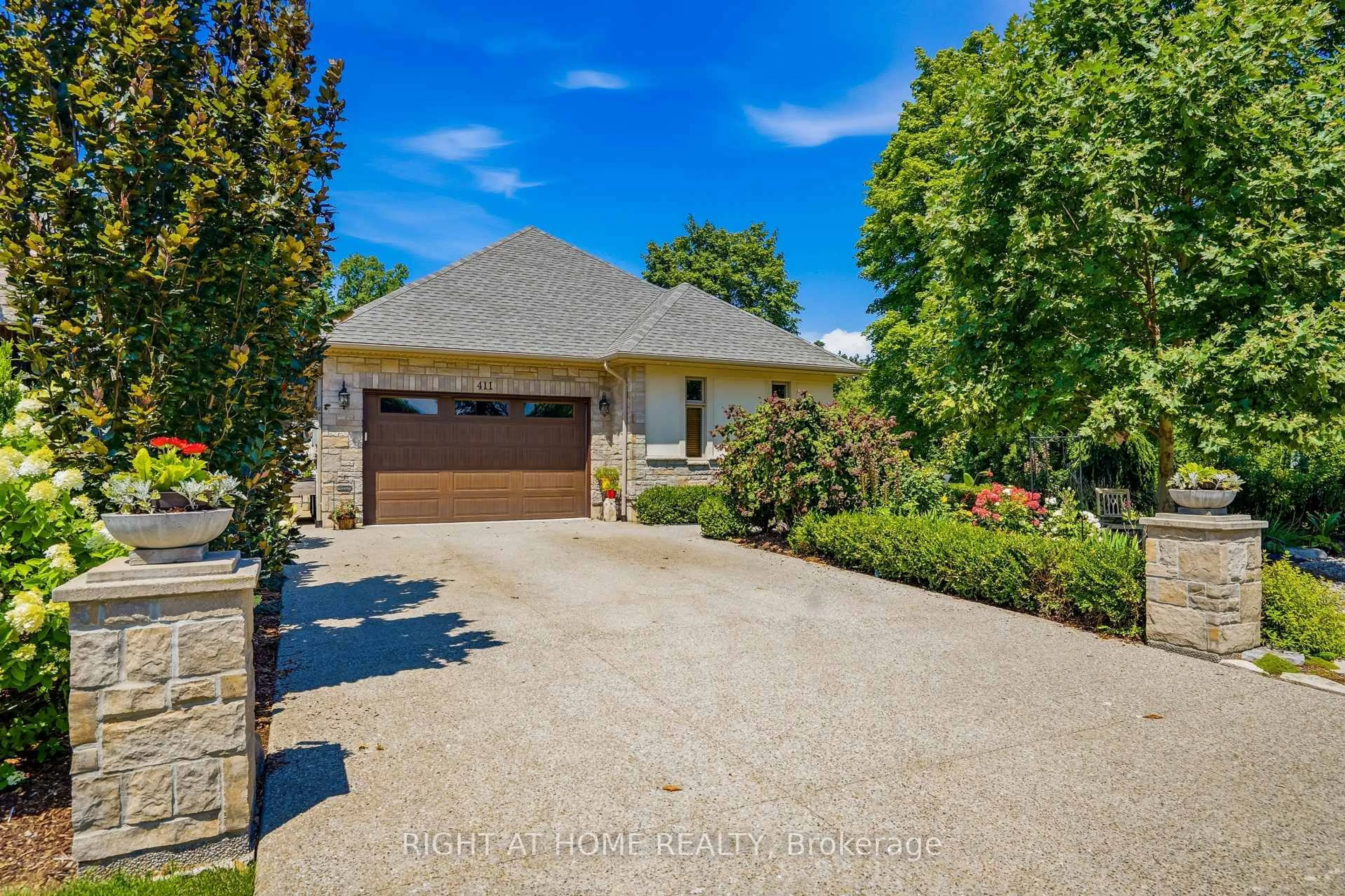 A pic from outside/outdoor area/front of a property/back of a property/a pic from drone, street for 411 Nassau St, Niagara-on-the-Lake Ontario L0S 1J0