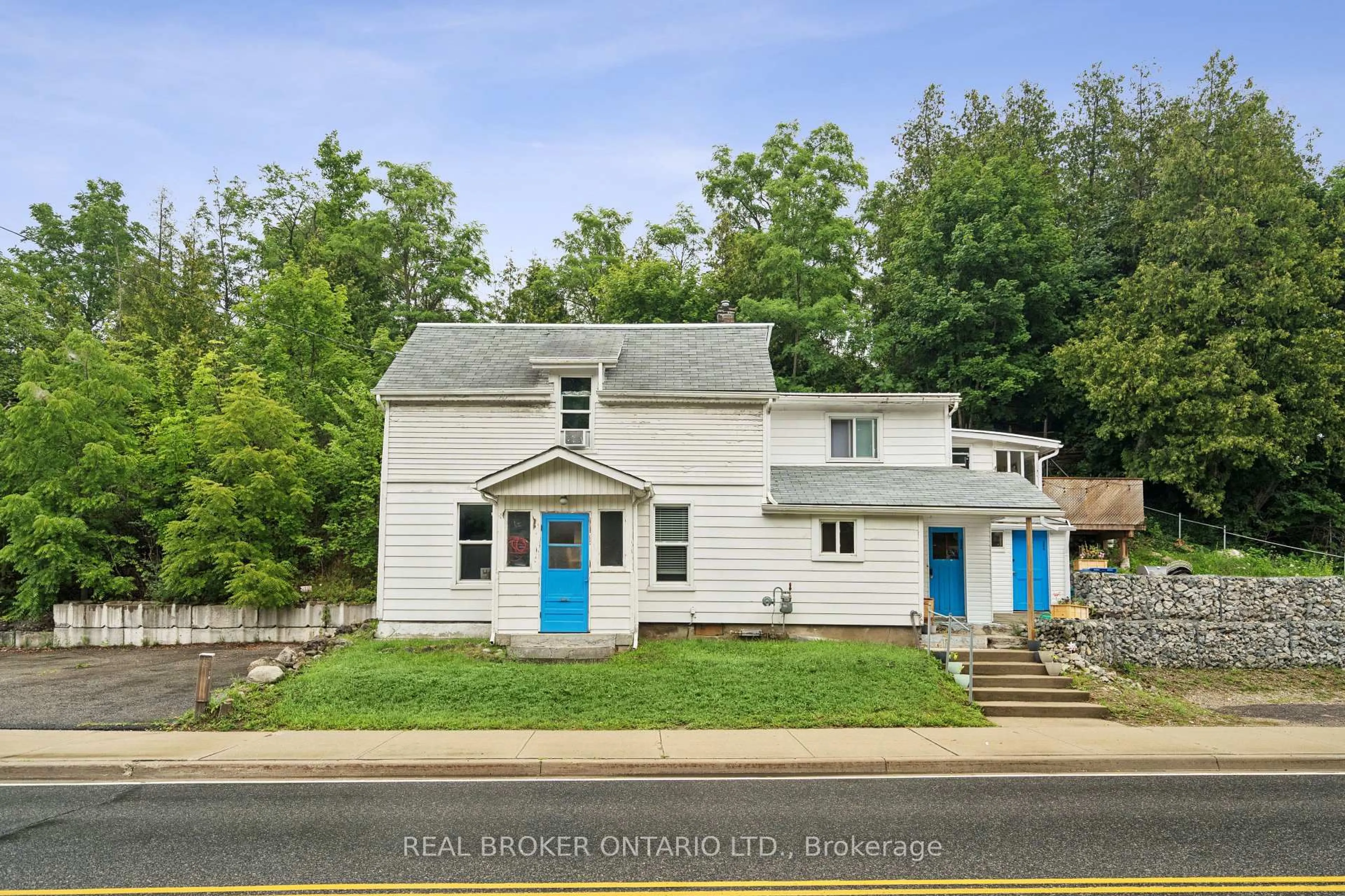 A pic from outside/outdoor area/front of a property/back of a property/a pic from drone, street for 286 Main St, Guelph/Eramosa Ontario N0B 2K0
