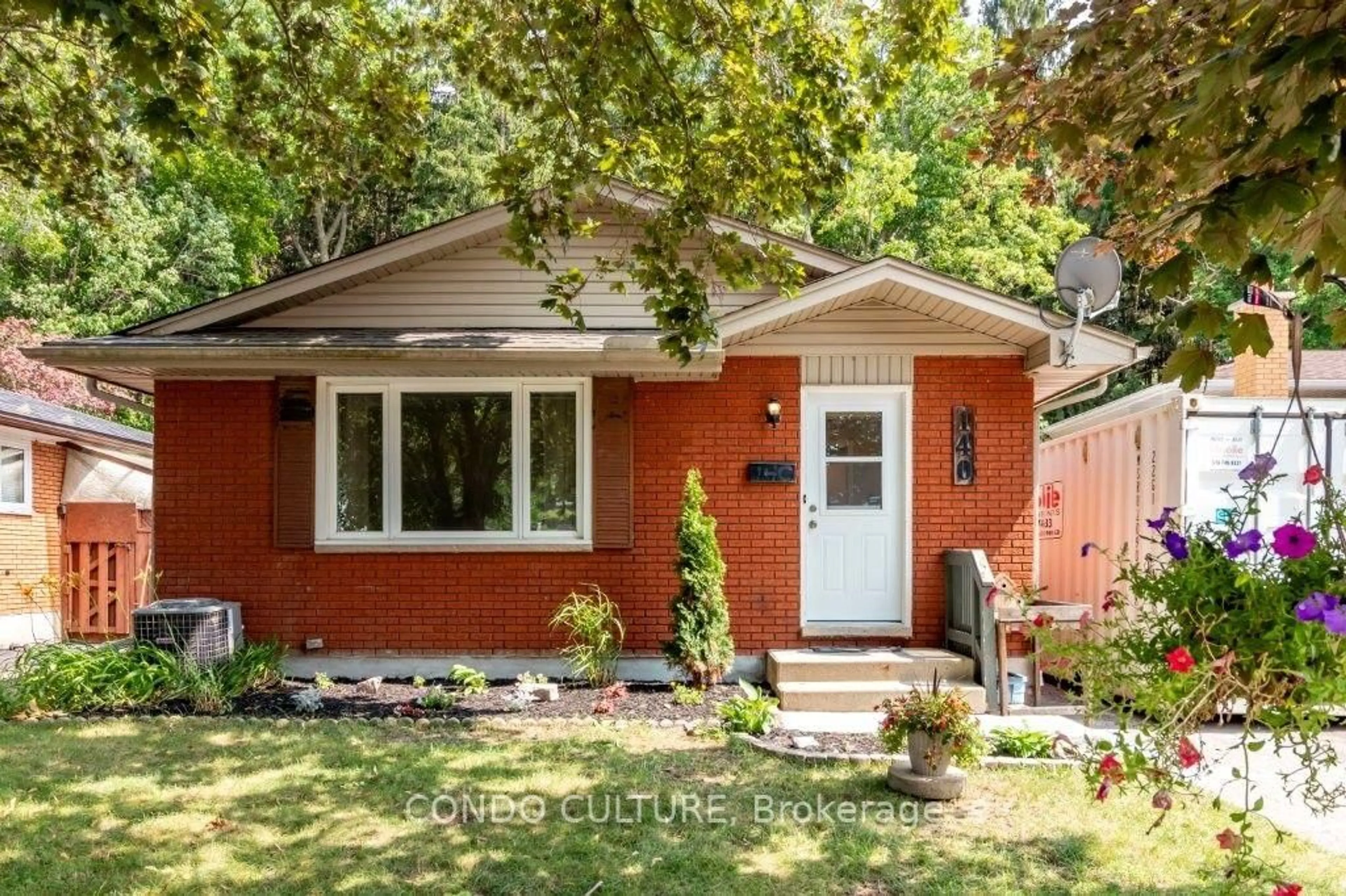 Home with brick exterior material, street for 140 Arrowhead Cres, Kitchener Ontario N2P 1B9