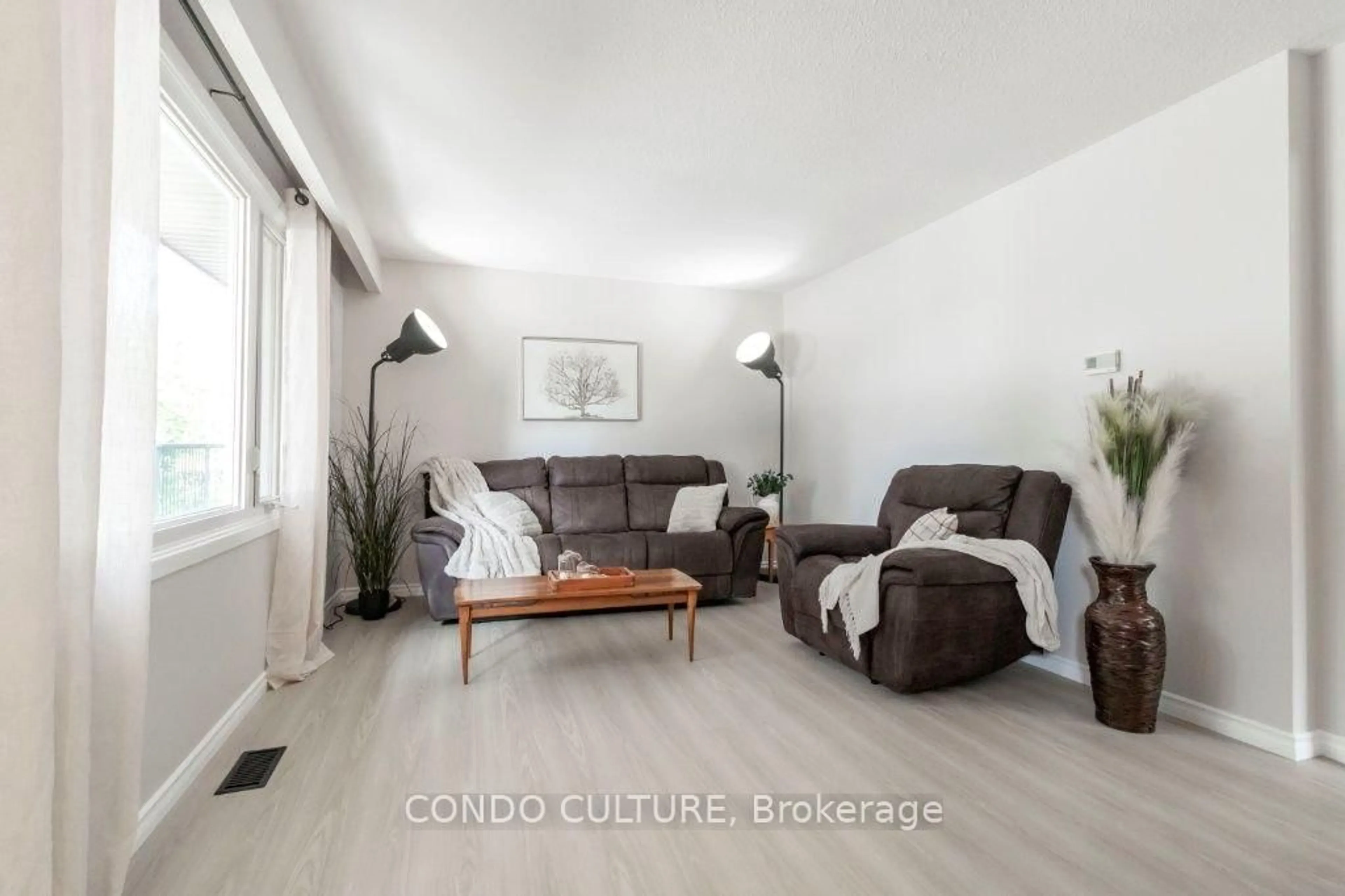 Living room with furniture, unknown for 140 Arrowhead Cres, Kitchener Ontario N2P 1B9