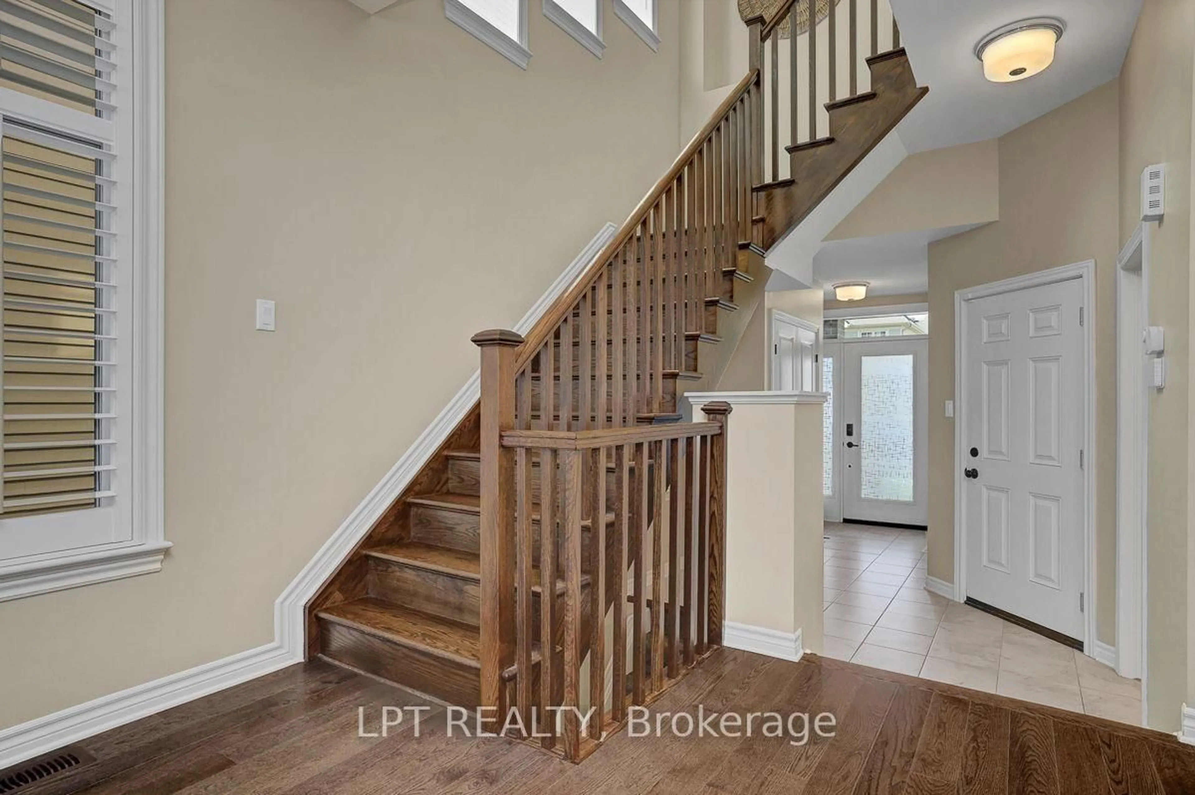 Indoor entryway for 416 Warmstone Dr, Stittsville Ontario K2S 0W2