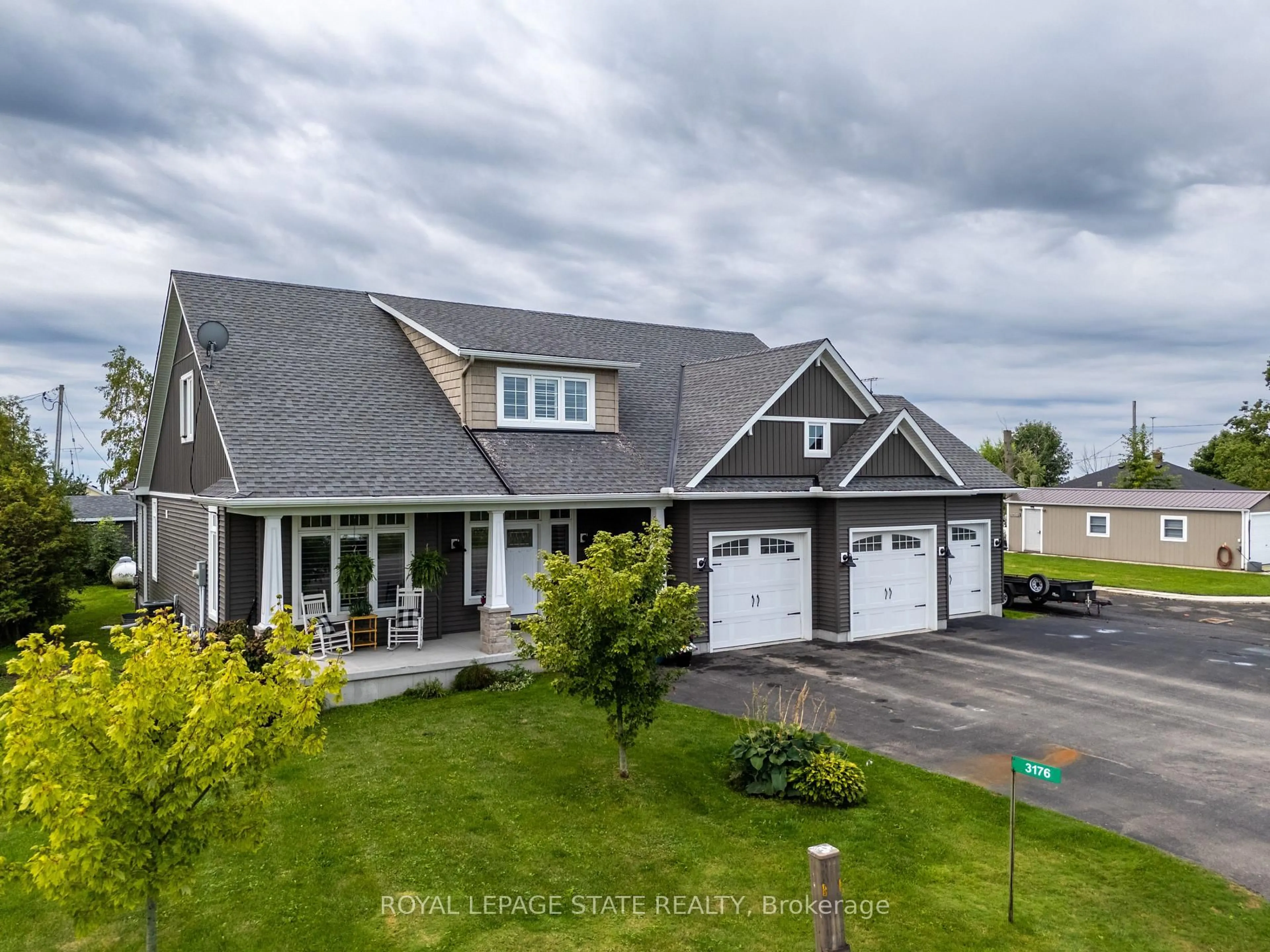 A pic from outside/outdoor area/front of a property/back of a property/a pic from drone, unknown for 3176 Lakeshore Rd, Haldimand Ontario N1A 2W8