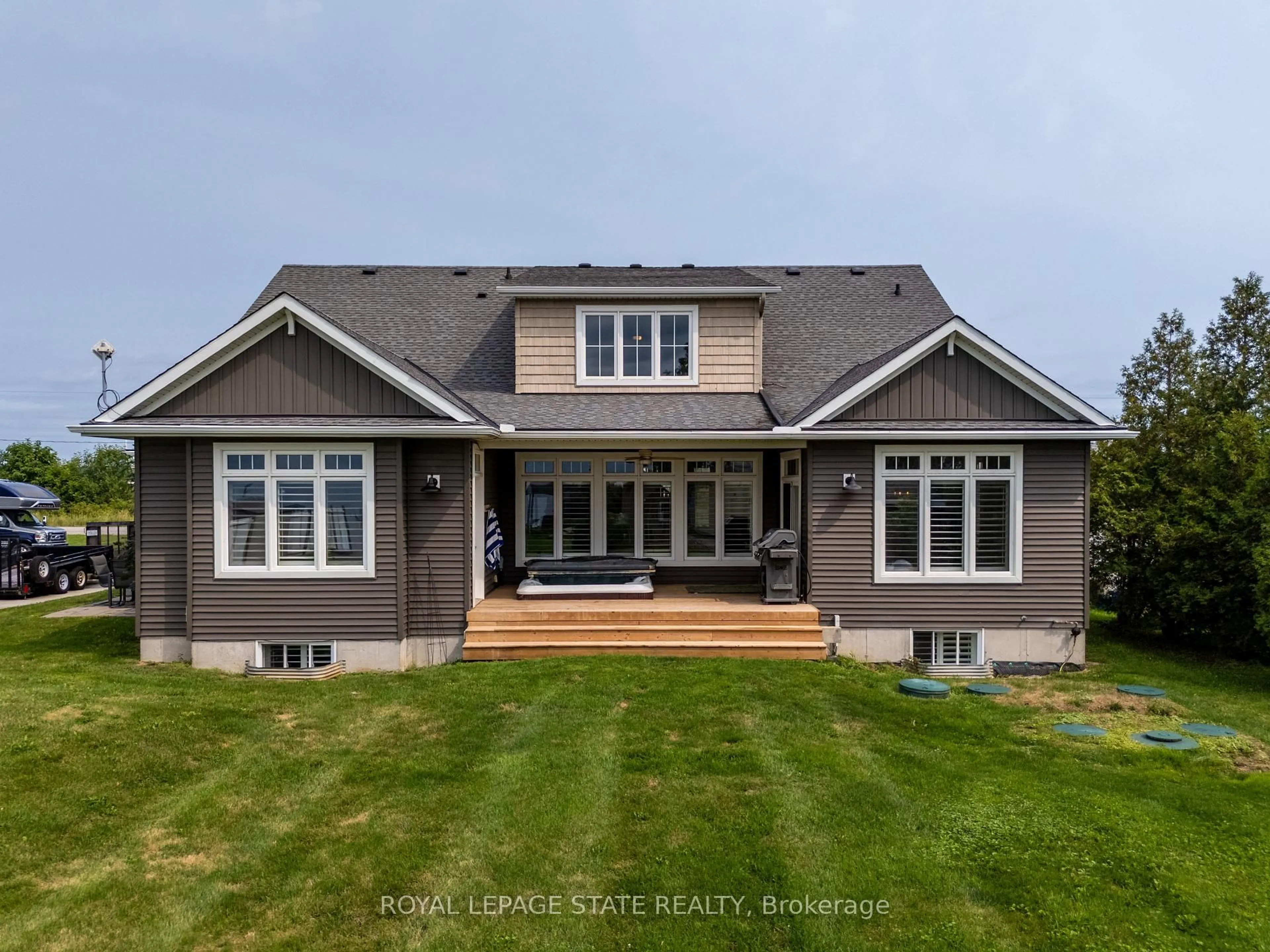 Home with vinyl exterior material, unknown for 3176 Lakeshore Rd, Haldimand Ontario N1A 2W8