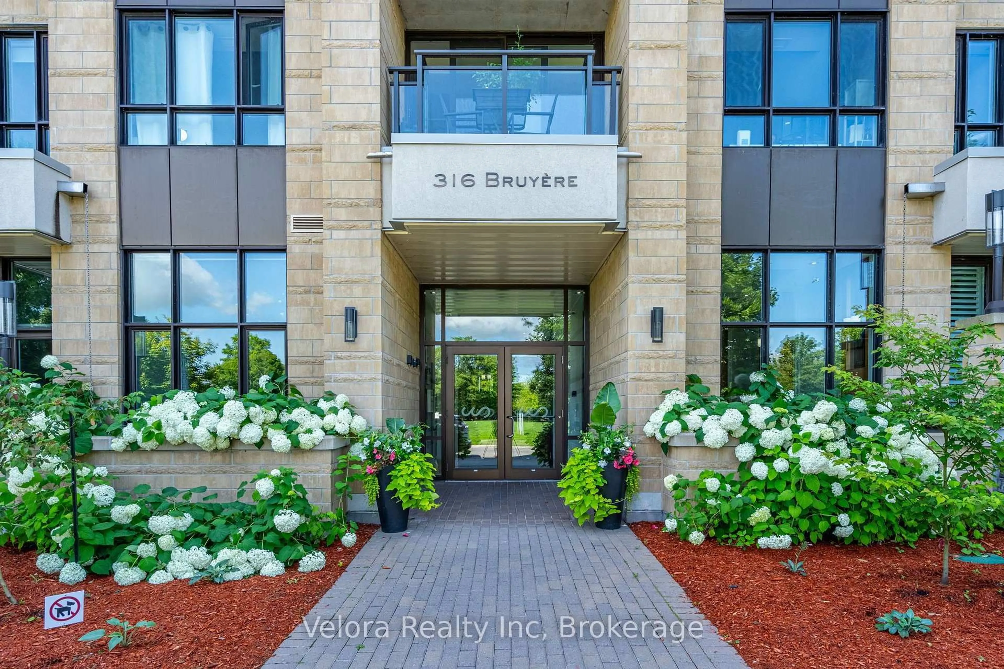 Indoor entryway for 316 Bruyere St #220, Ottawa Ontario K1N 0C3