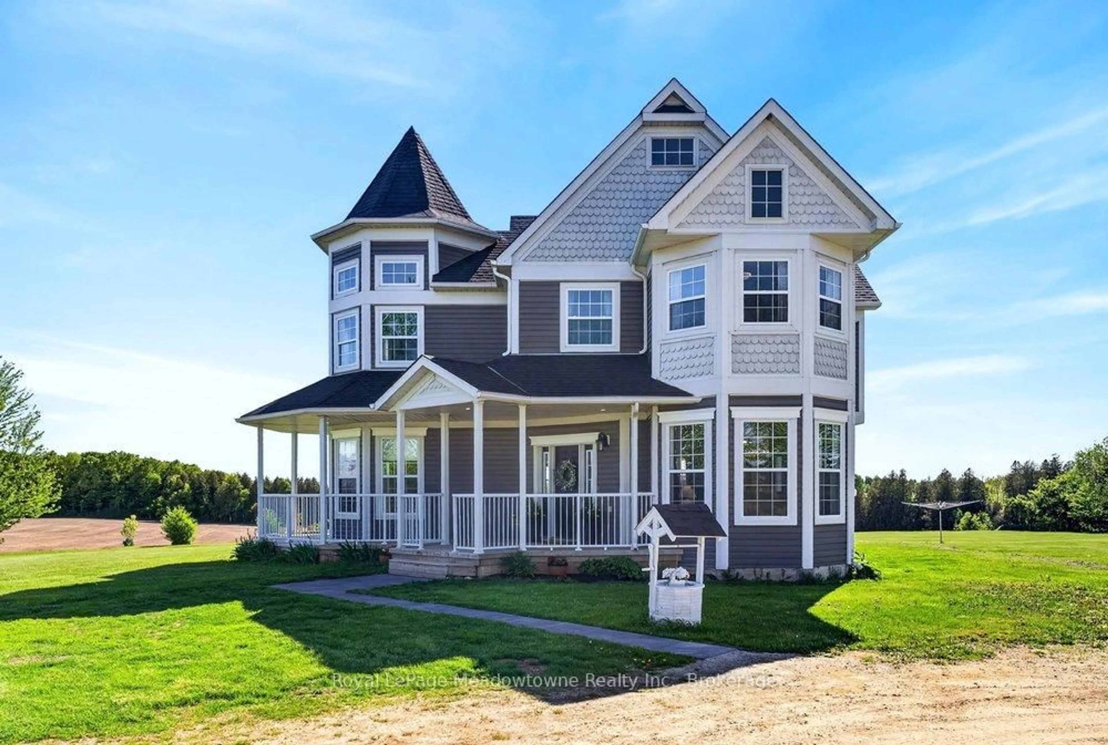 Home with vinyl exterior material, building for 6750 Beatty Line, Centre Wellington Ontario N1M 2W3