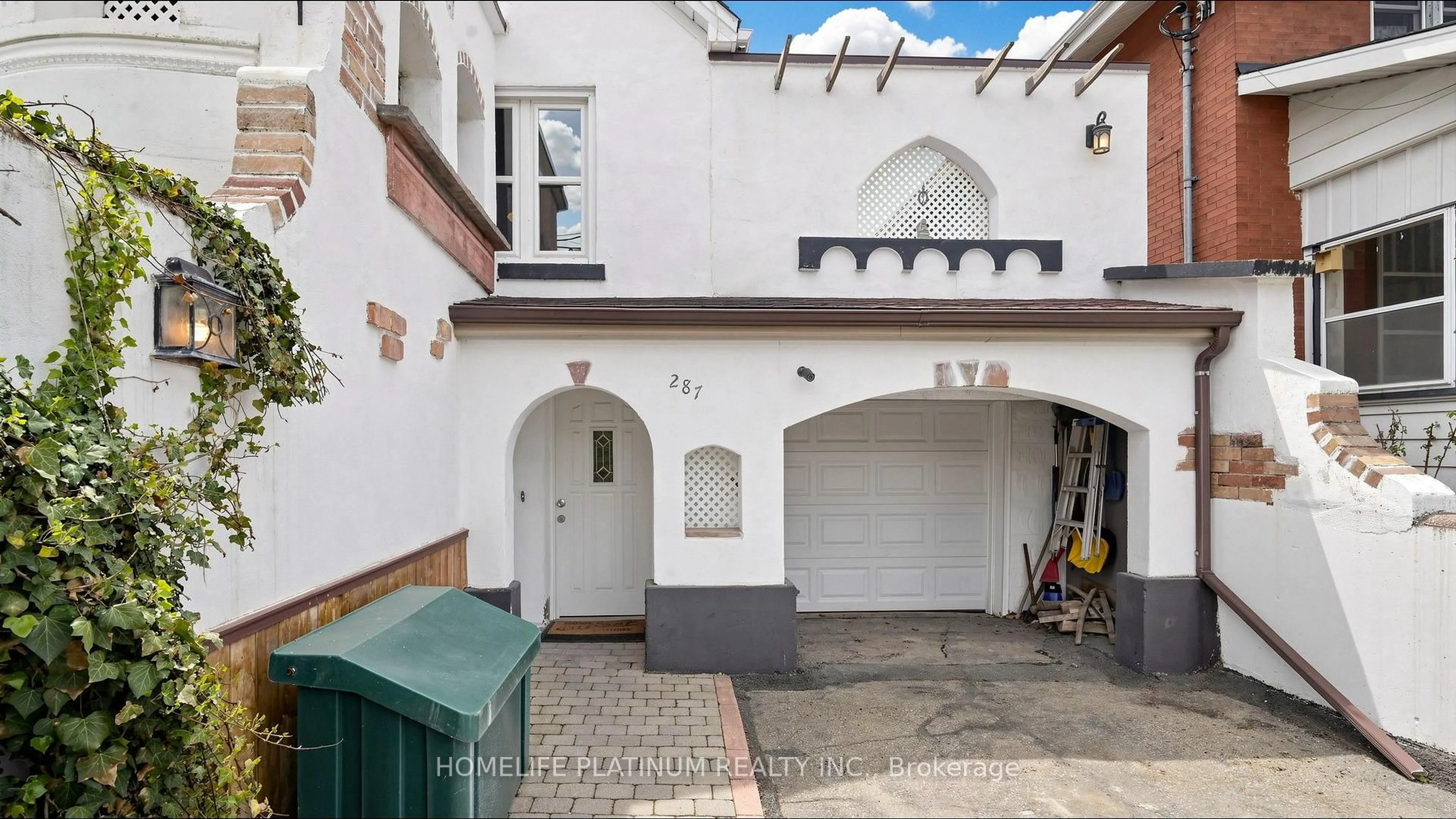 A pic from outside/outdoor area/front of a property/back of a property/a pic from drone, street for 287 Courtland Ave, Kitchener Ontario N2G 2V8