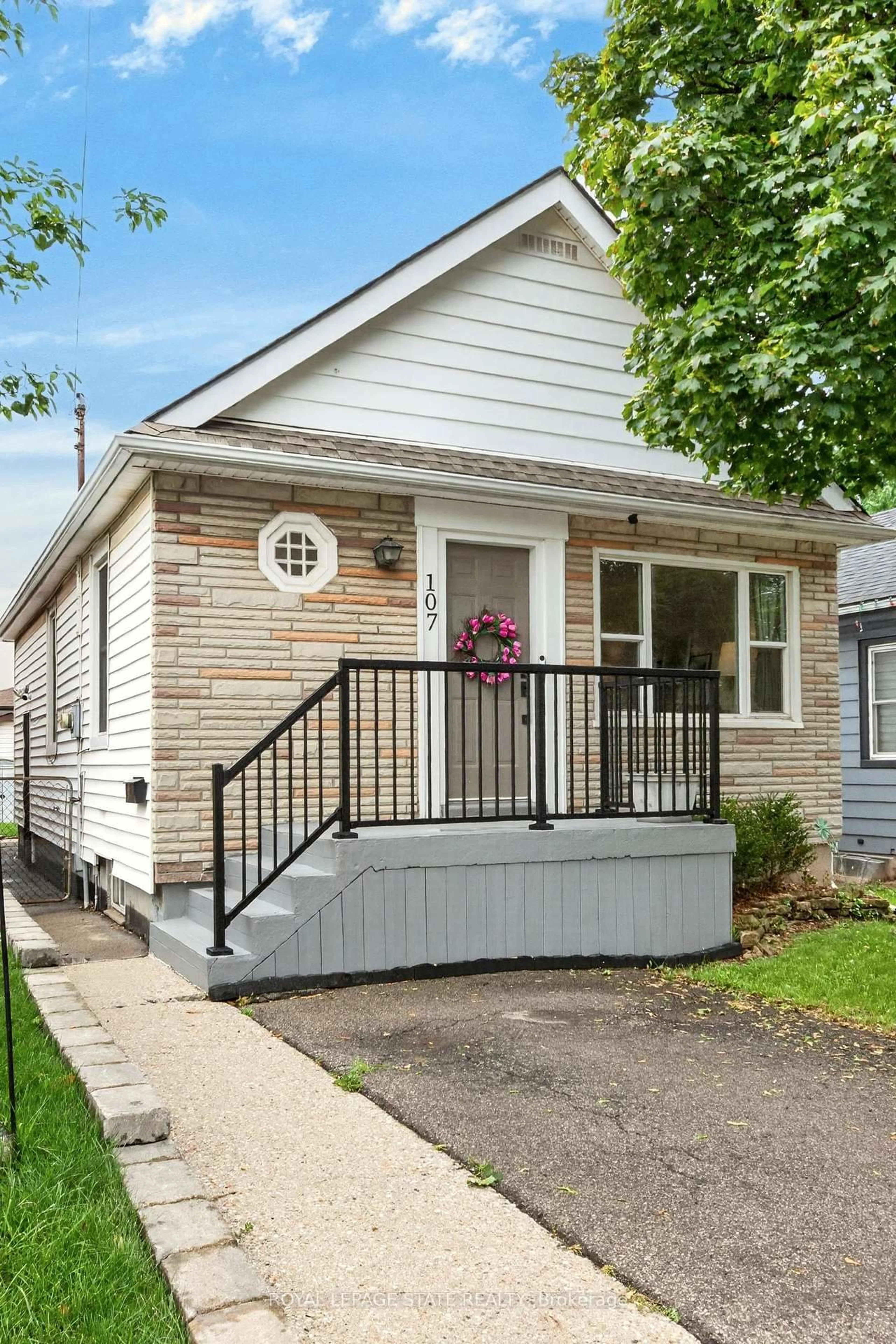 Home with vinyl exterior material, street for 107 Reid Ave, Hamilton Ontario L8H 6E2