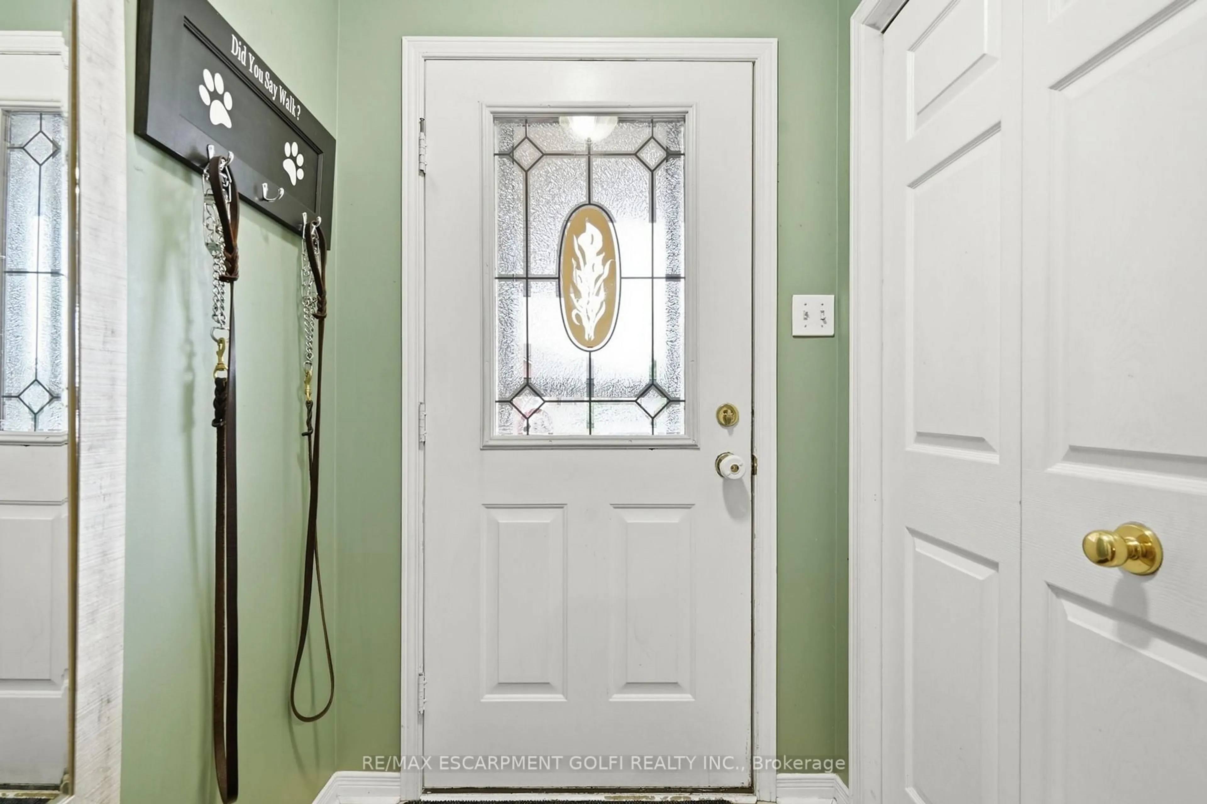 Indoor entryway for 13 Golden Acres Dr, West Lincoln Ontario L0R 2A0