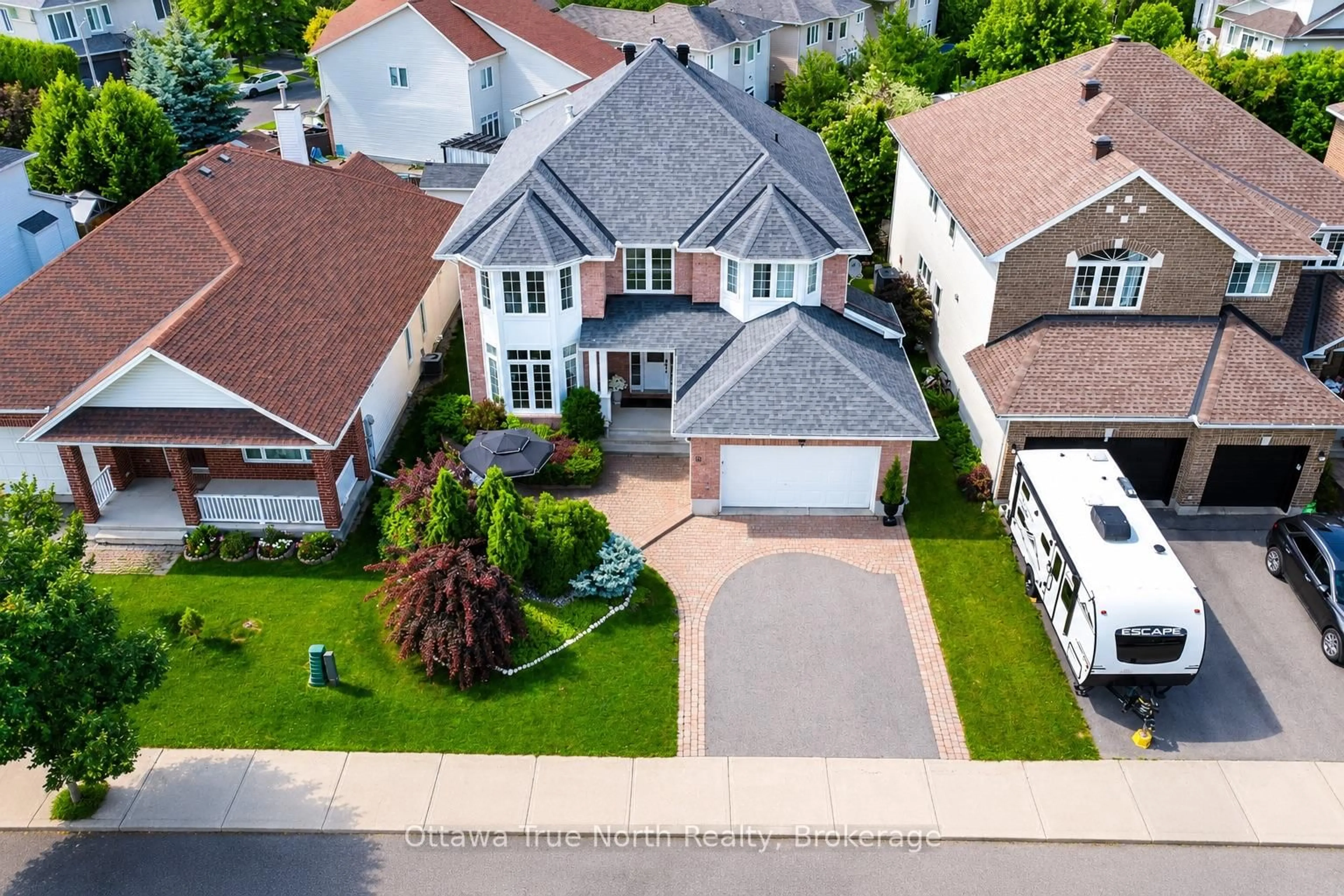 A pic from outside/outdoor area/front of a property/back of a property/a pic from drone, street for 19 Black Tern Cres, Ottawa Ontario K2M 2Z4