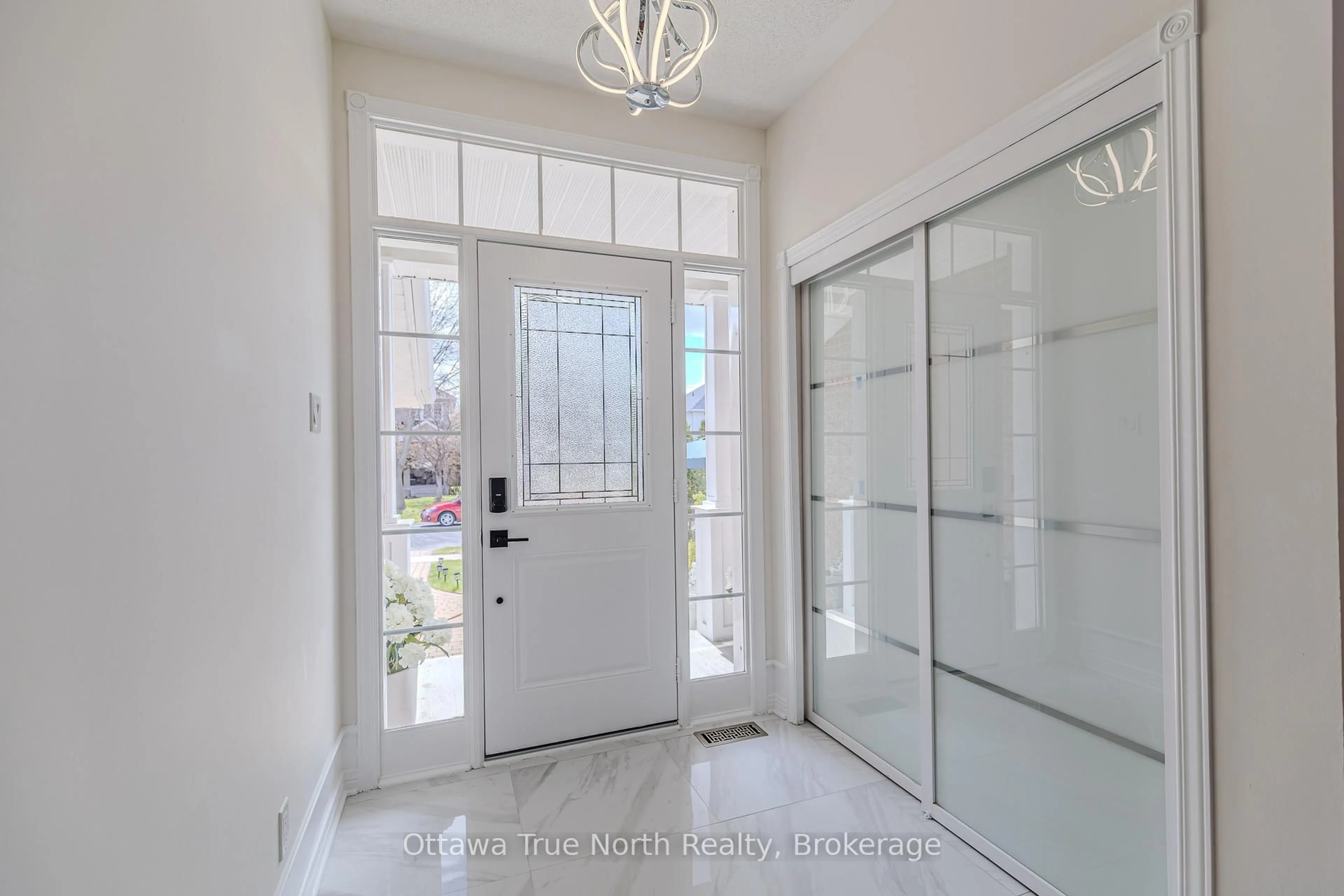 Indoor entryway for 19 Black Tern Cres, Ottawa Ontario K2M 2Z4