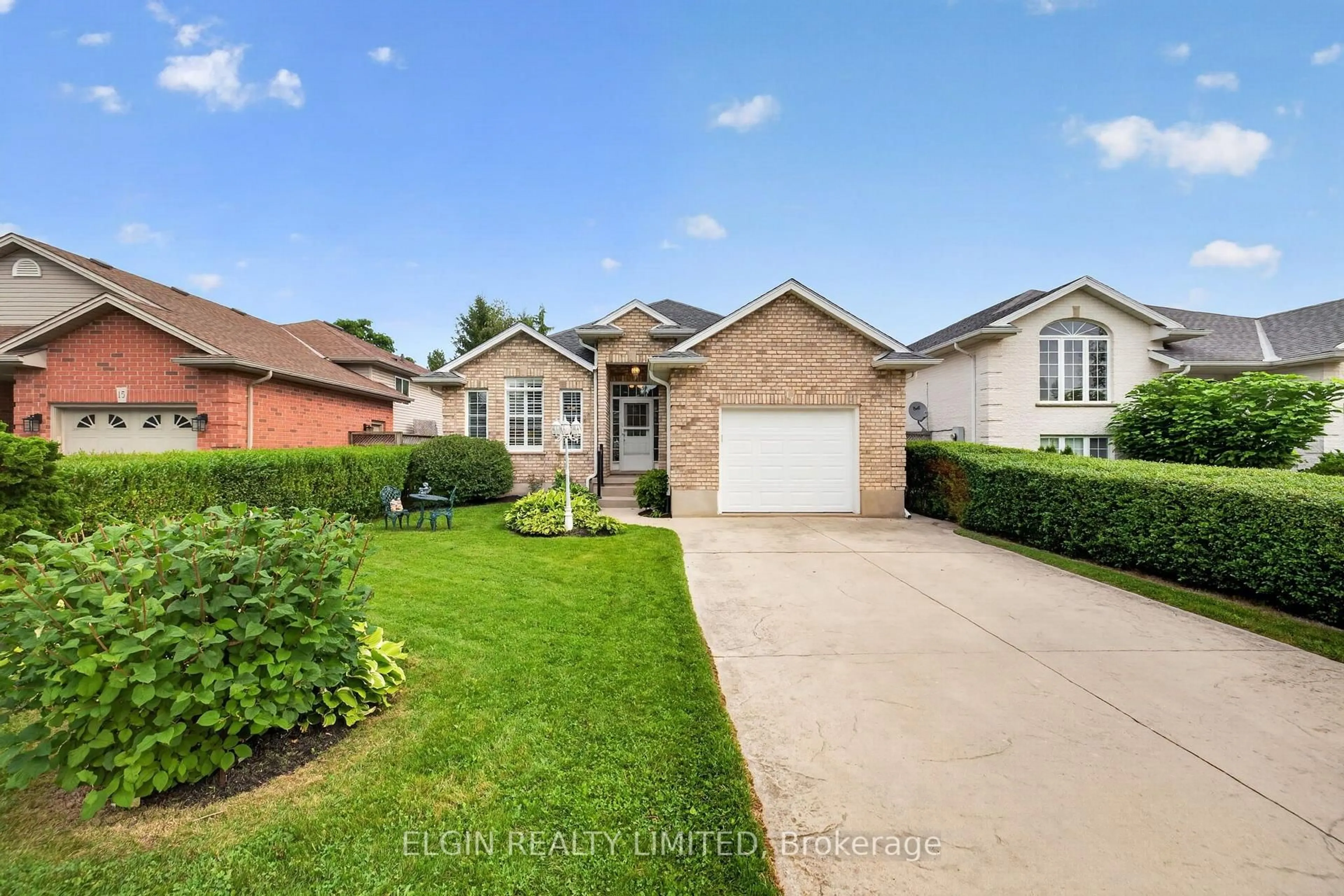 A pic from outside/outdoor area/front of a property/back of a property/a pic from drone, street for 17 Steeplechase Crt, St. Thomas Ontario N5R 6H5