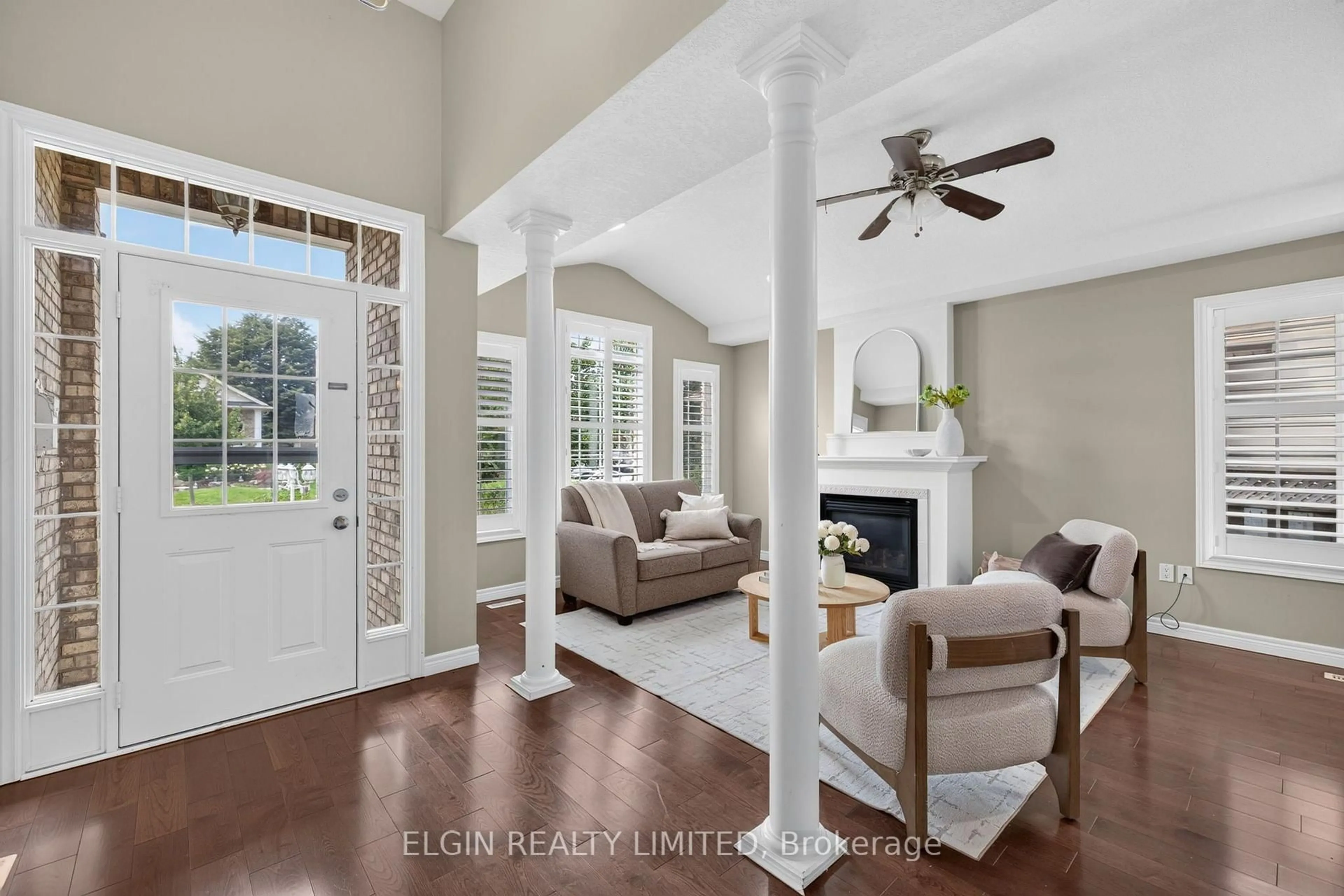 Indoor entryway for 17 Steeplechase Crt, St. Thomas Ontario N5R 6H5
