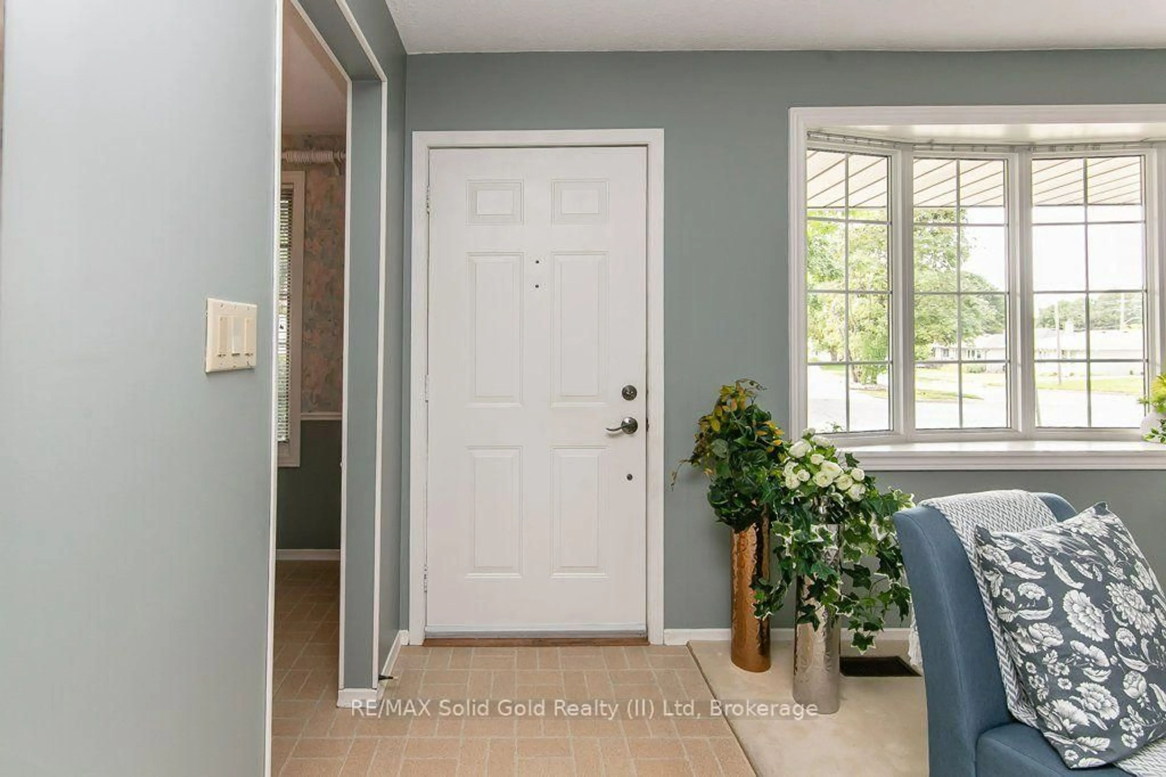 Indoor entryway for 66 Shea Cres, Kitchener Ontario N2E 1E8