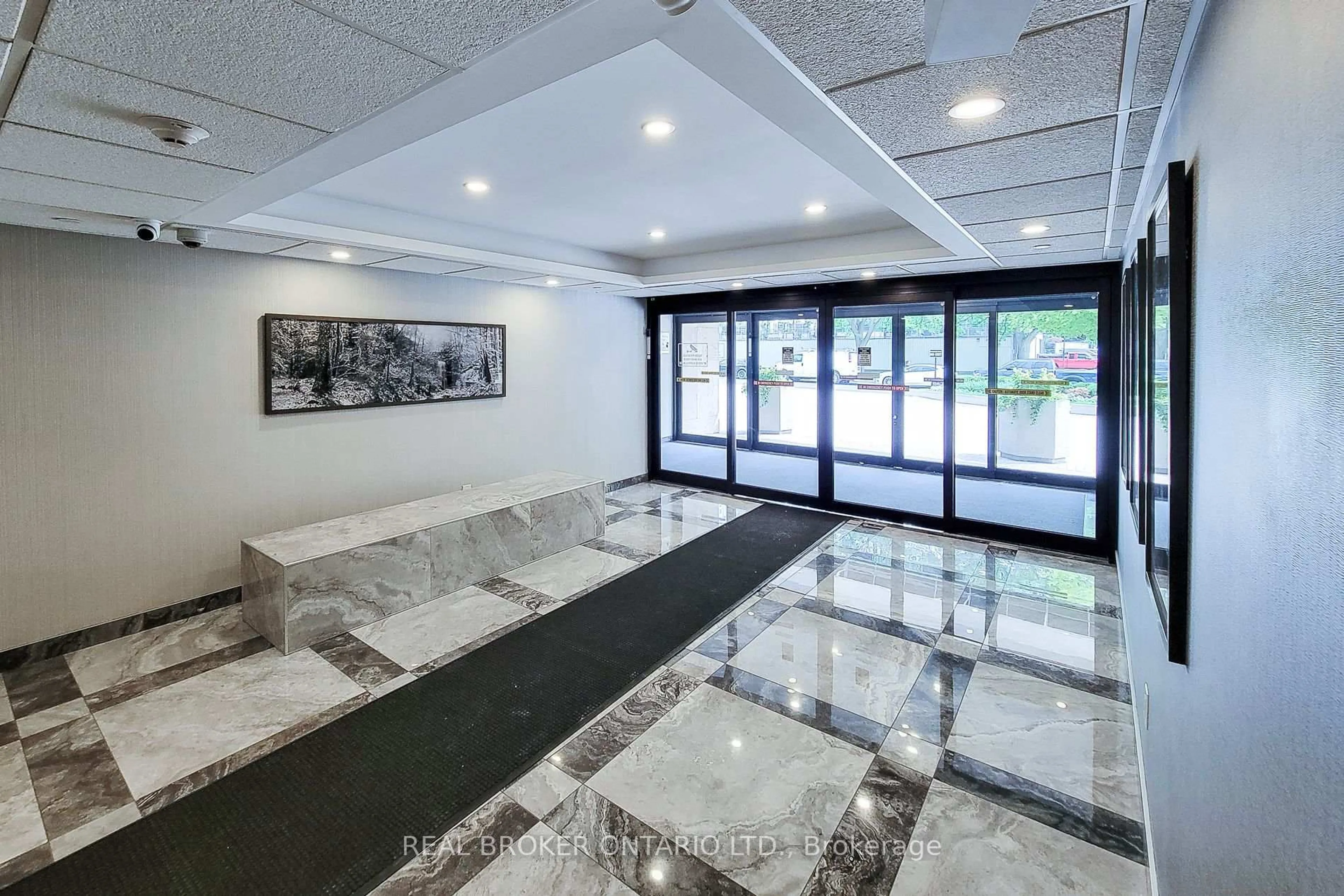 Indoor foyer for 120 Duke St ##202, Hamilton Ontario L8P 4T1