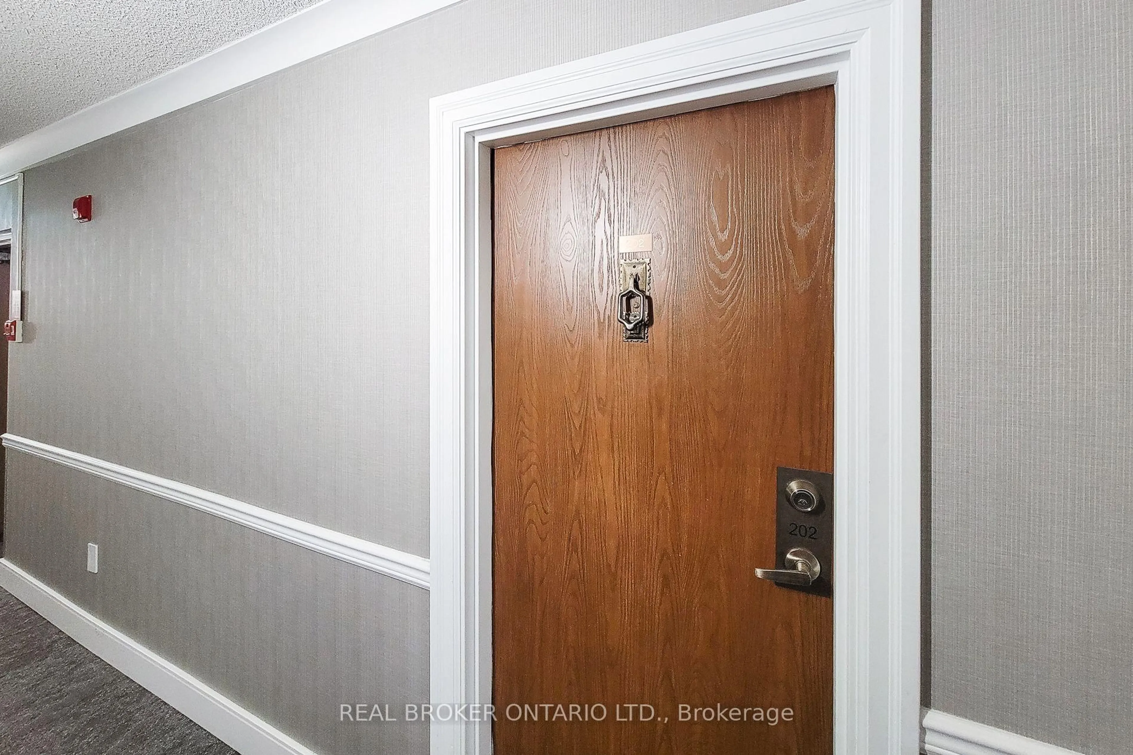 Indoor entryway for 120 Duke St ##202, Hamilton Ontario L8P 4T1