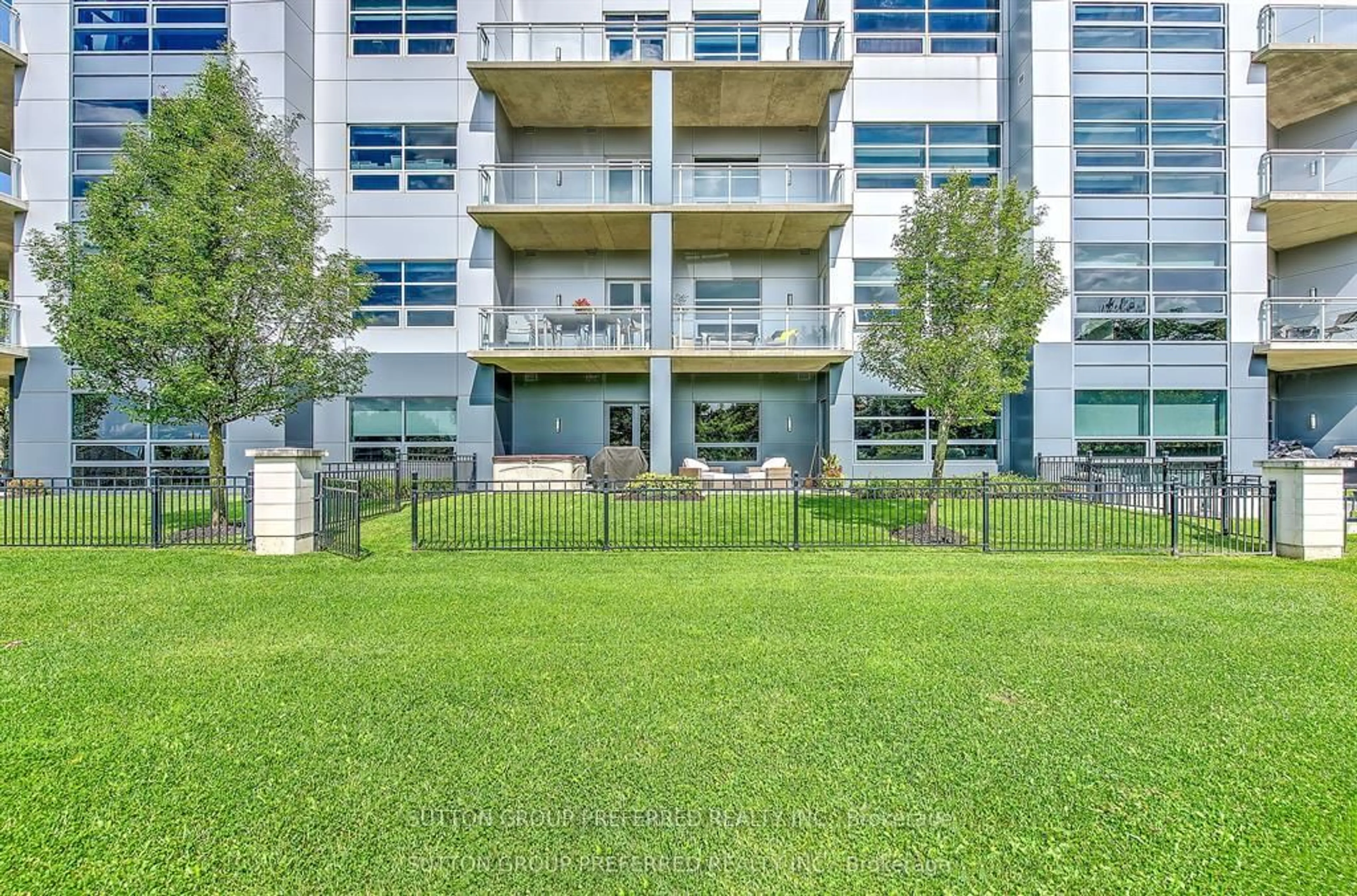 Patio, building for 1705 Fiddlehead Pl #102, London North Ontario N6G 5M6