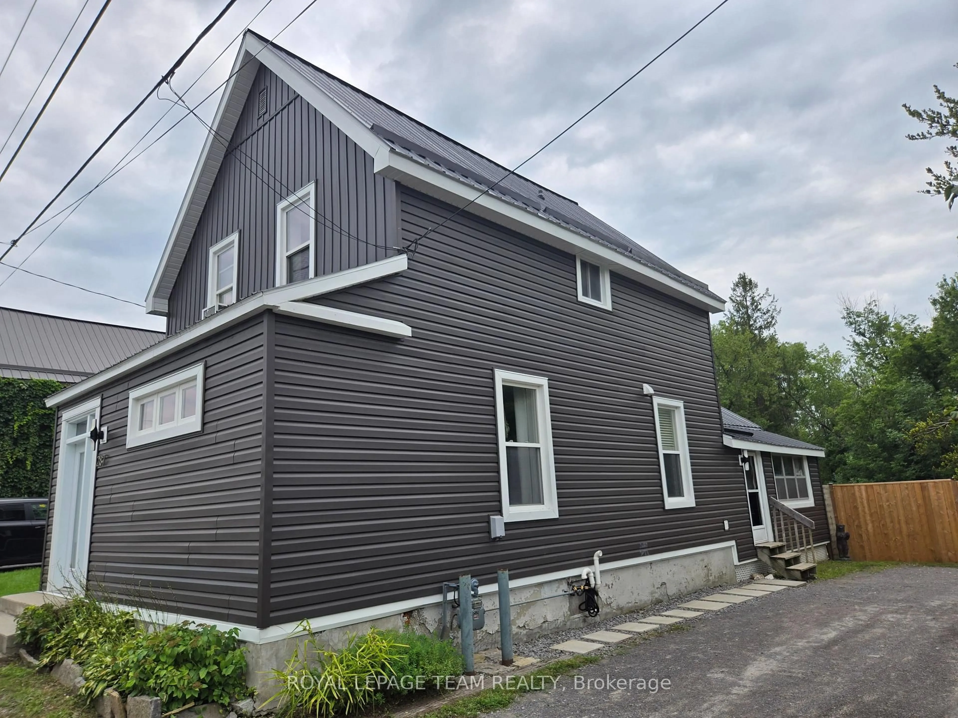 Home with vinyl exterior material, building for 287 Water St, Almonte Ontario K0A 1A0
