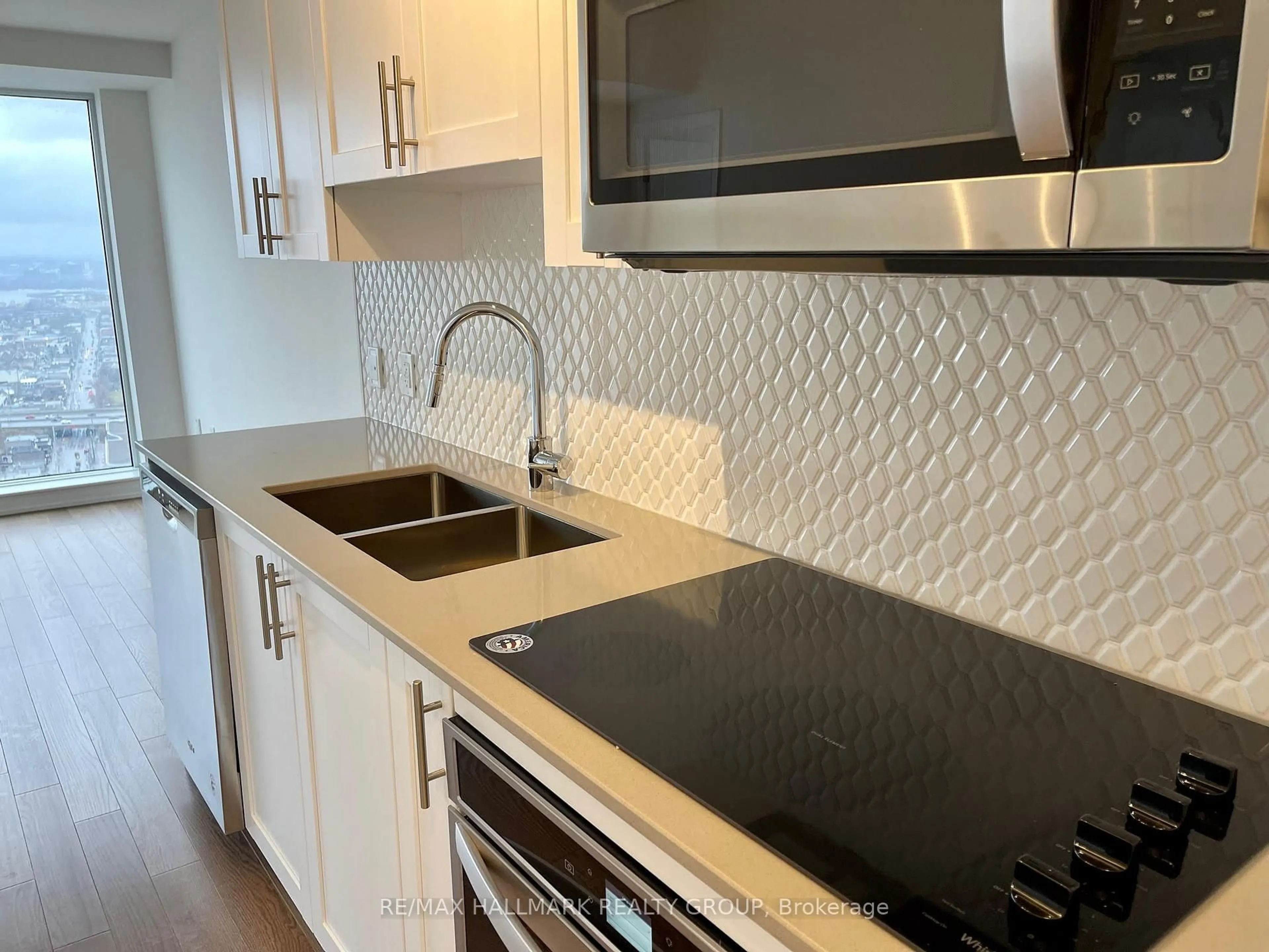 Standard kitchen, ceramic/tile floor for 805 CARLING Ave #3002, Ottawa Ontario K1S 5W9