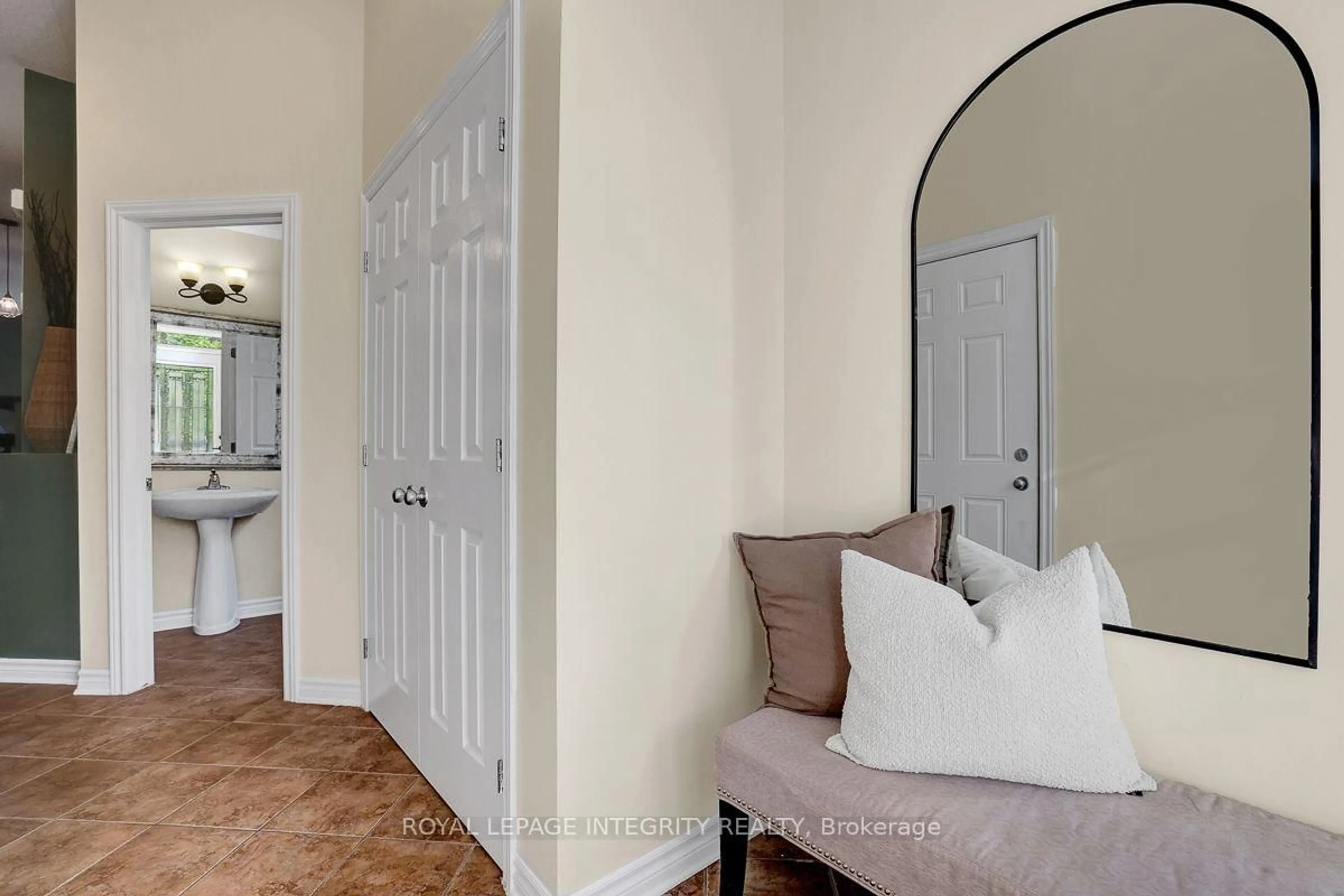 Indoor entryway for 161 Mojave Cres, Ottawa Ontario K2S 0H3