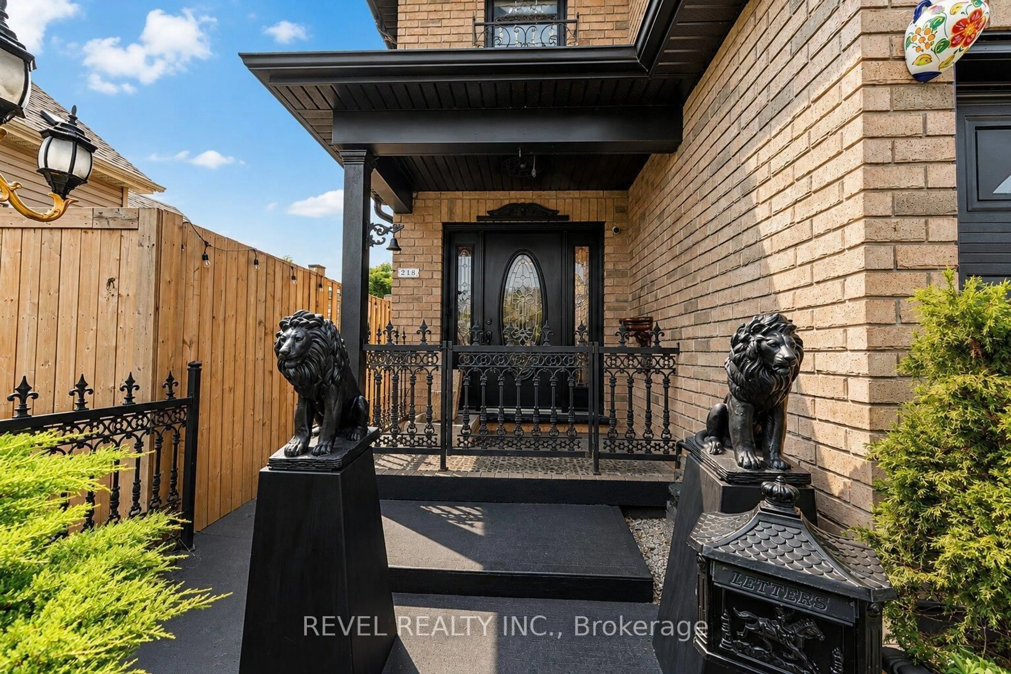 Indoor entryway for 218 Macaulay St, Hamilton Ontario L8L 3X8