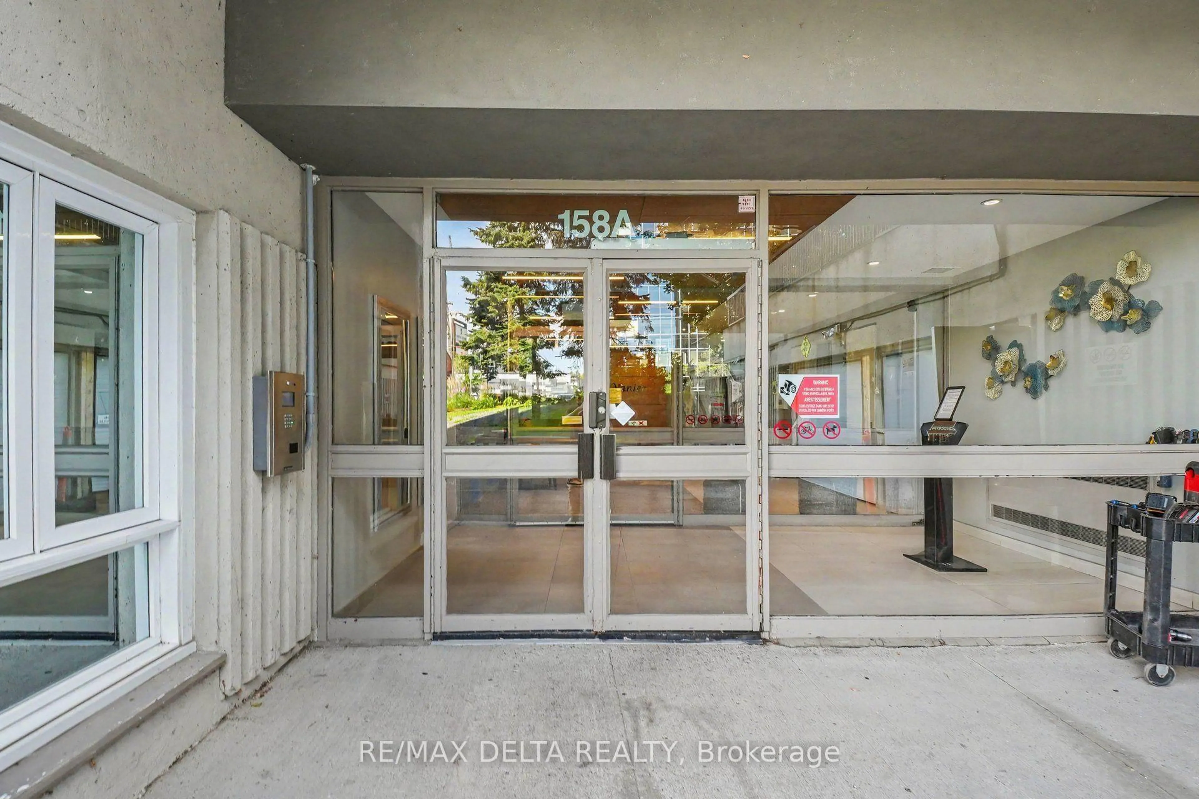 Indoor foyer for 158A Mcarthur Ave #1610, Ottawa Ontario K1L 8C9
