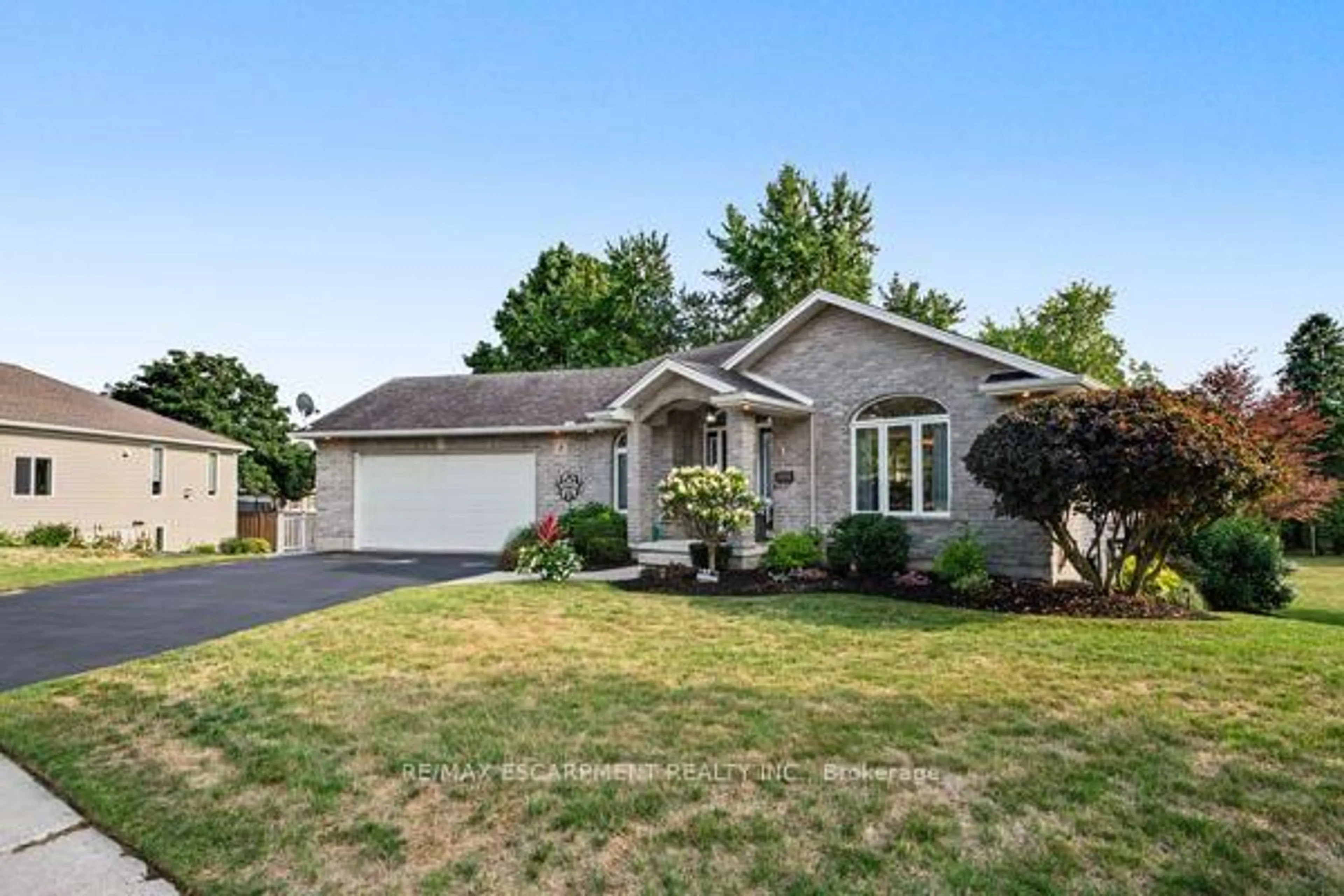 Home with vinyl exterior material, street for 8 Upton Crt, North Dumfries Ontario N0B 1E0