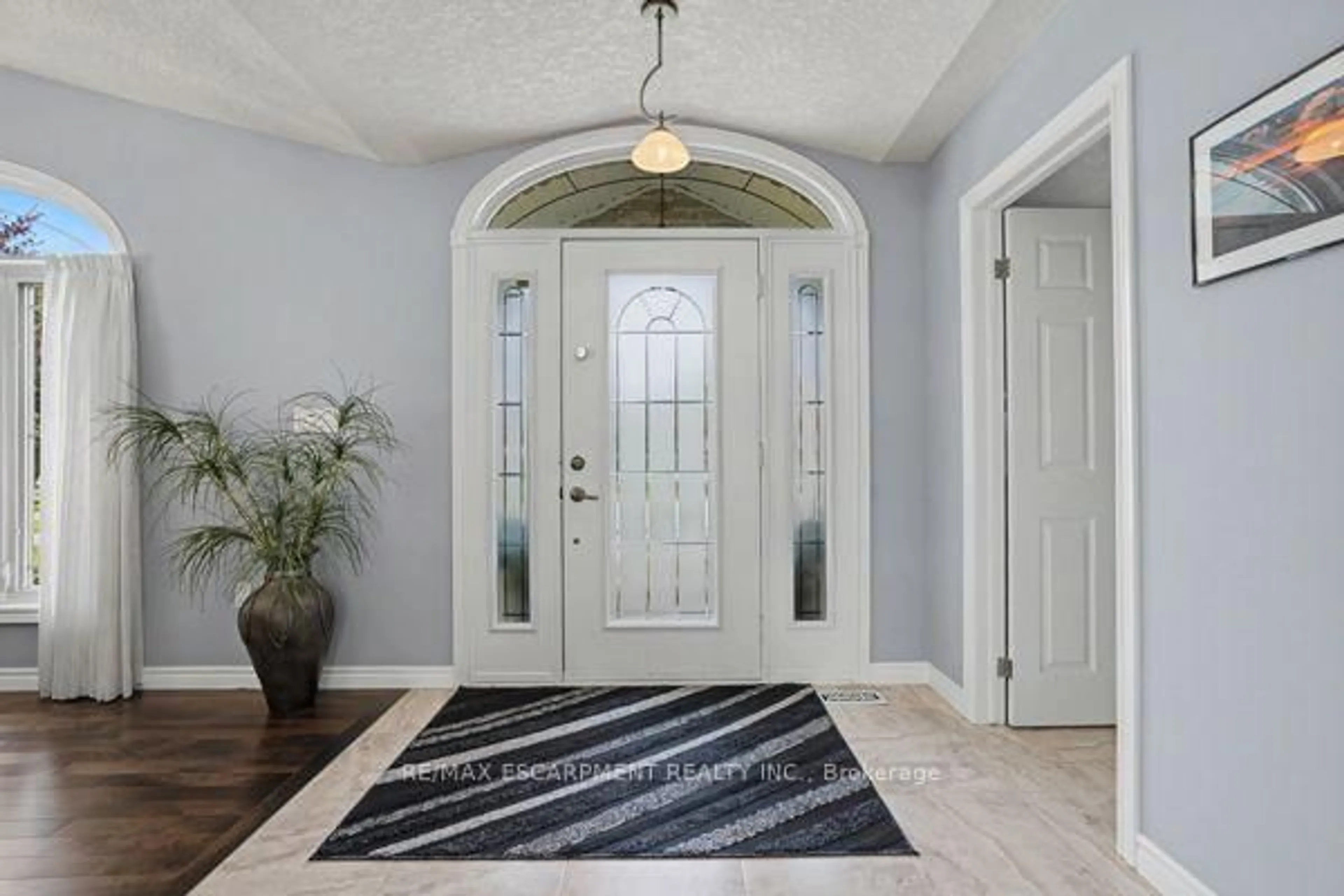 Indoor entryway for 8 Upton Crt, North Dumfries Ontario N0B 1E0