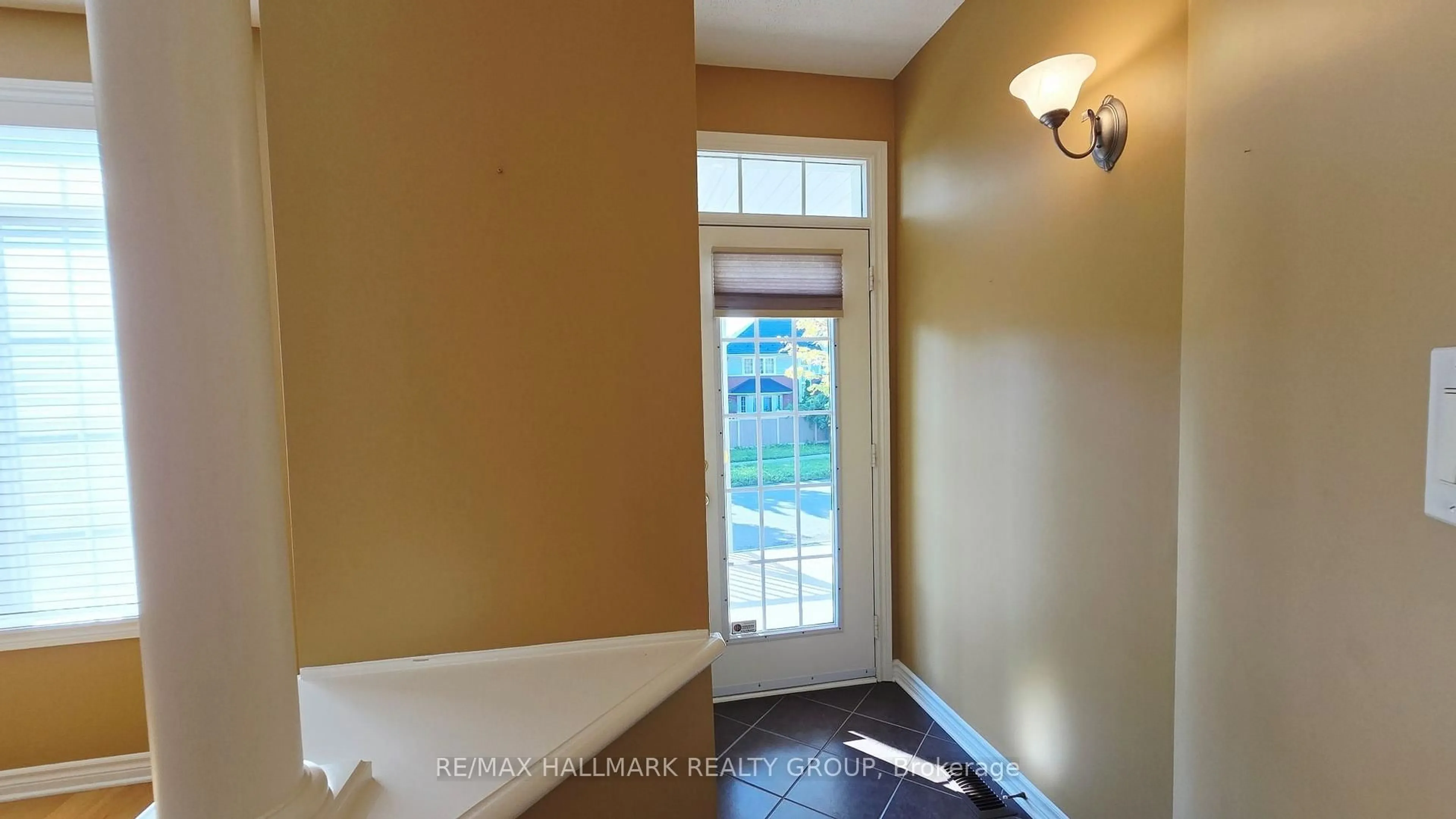Indoor entryway for 50 Edenvale Dr, Ottawa Ontario K2K 0A3