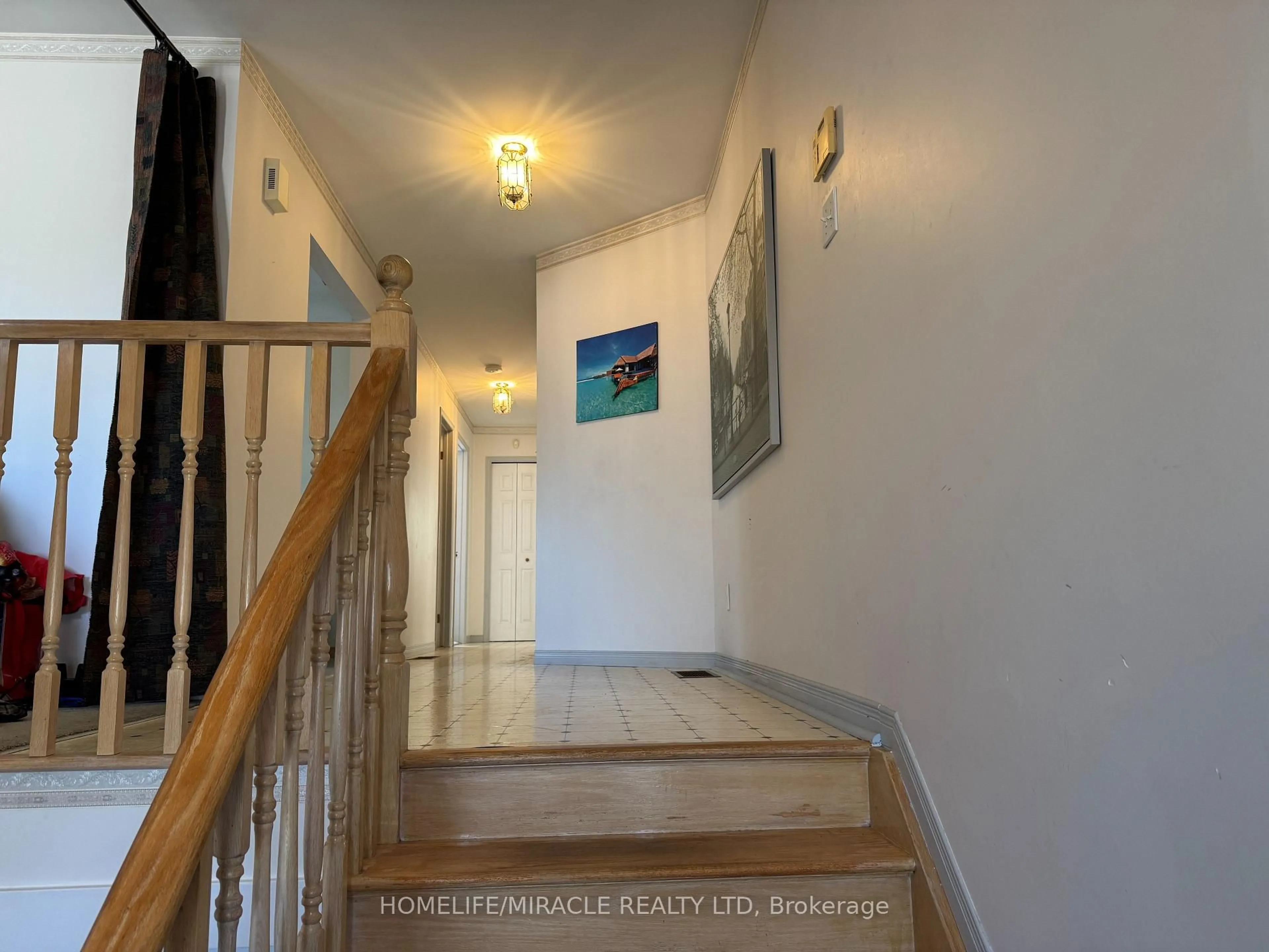 Indoor foyer for 40 St Charles St, Belleville Ontario K8P 2V8