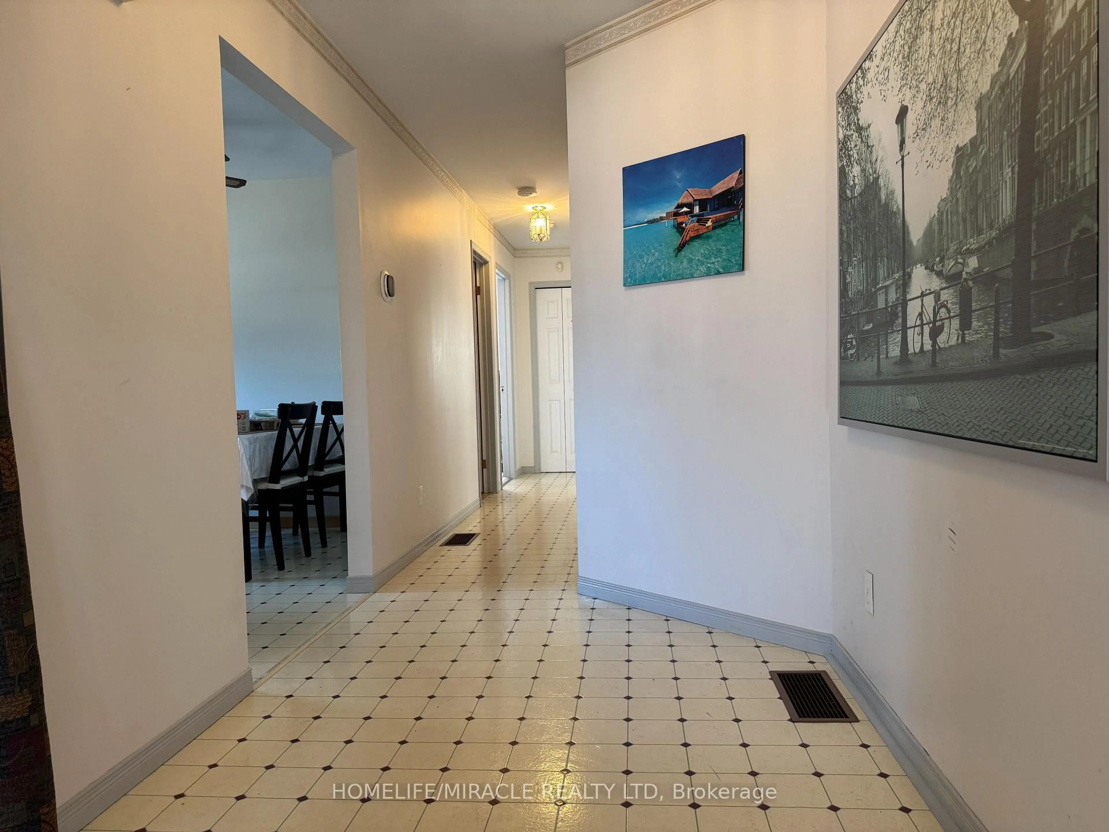 Indoor foyer for 40 St Charles St, Belleville Ontario K8P 2V8