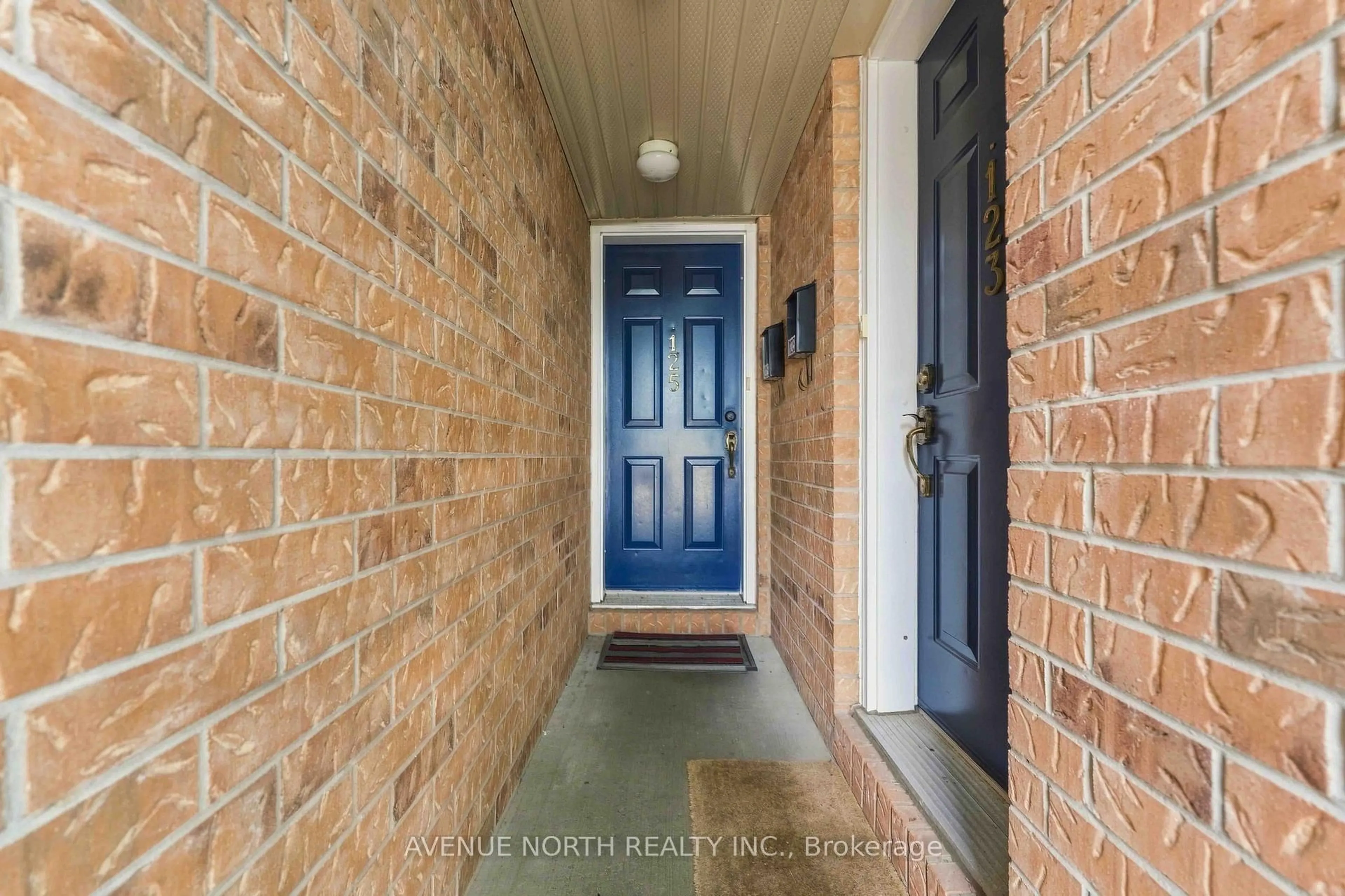 Indoor entryway for 125 Tall Pines Private, Ottawa Ontario K2H 1H1