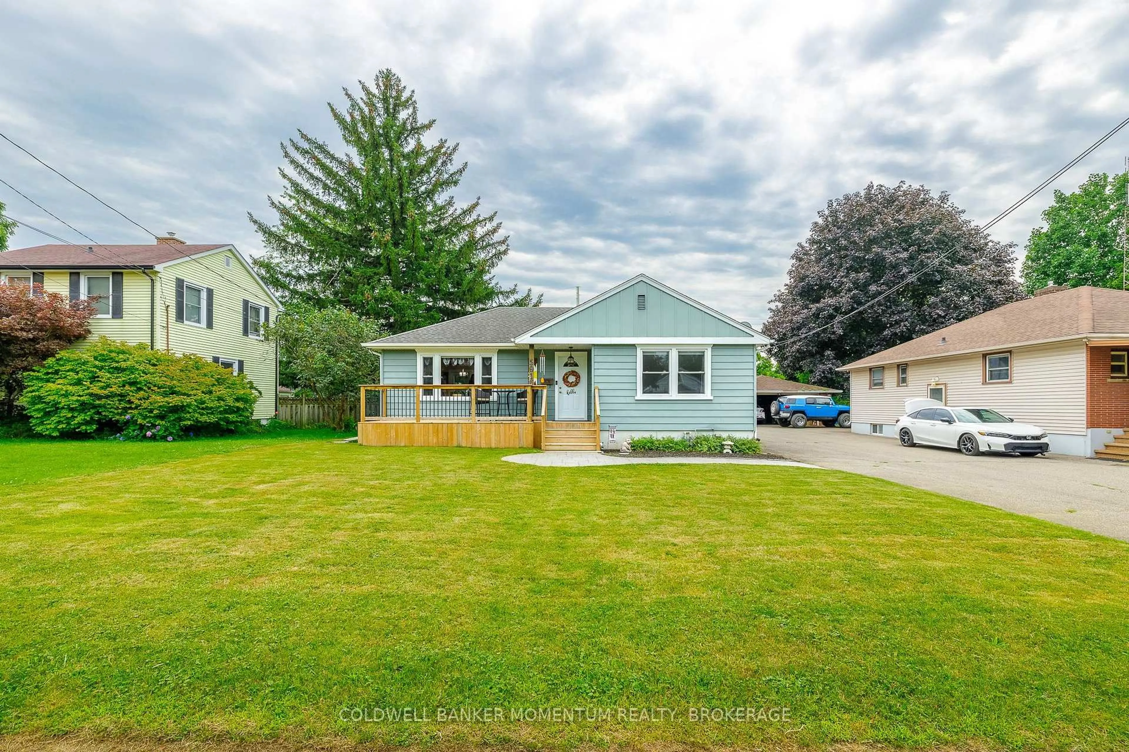 Home with vinyl exterior material, street for 5916 Murray St, Niagara Falls Ontario L2G 2J8