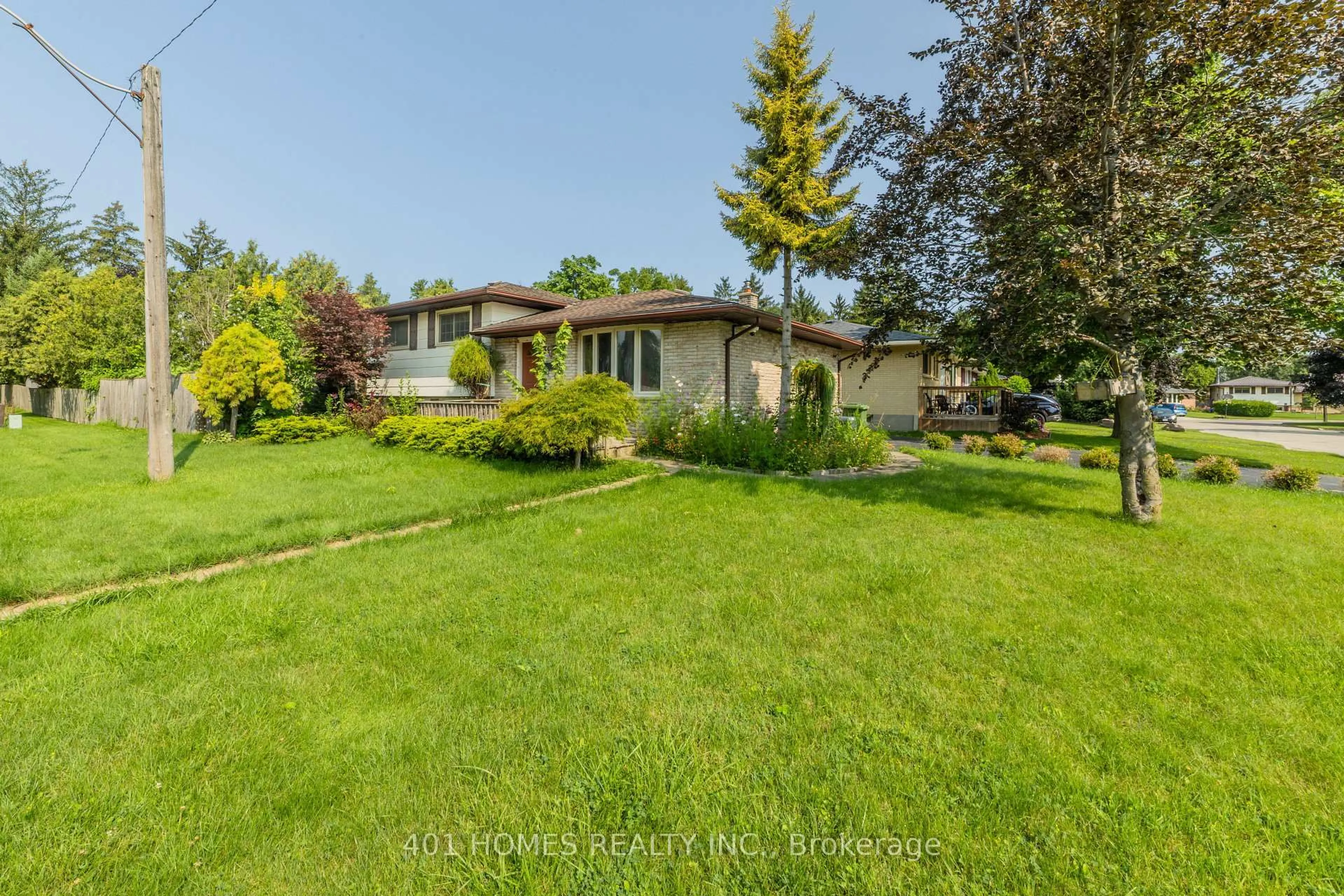 A pic from outside/outdoor area/front of a property/back of a property/a pic from drone, street for 39 Patricia St, St. Thomas Ontario N5P 3Z9