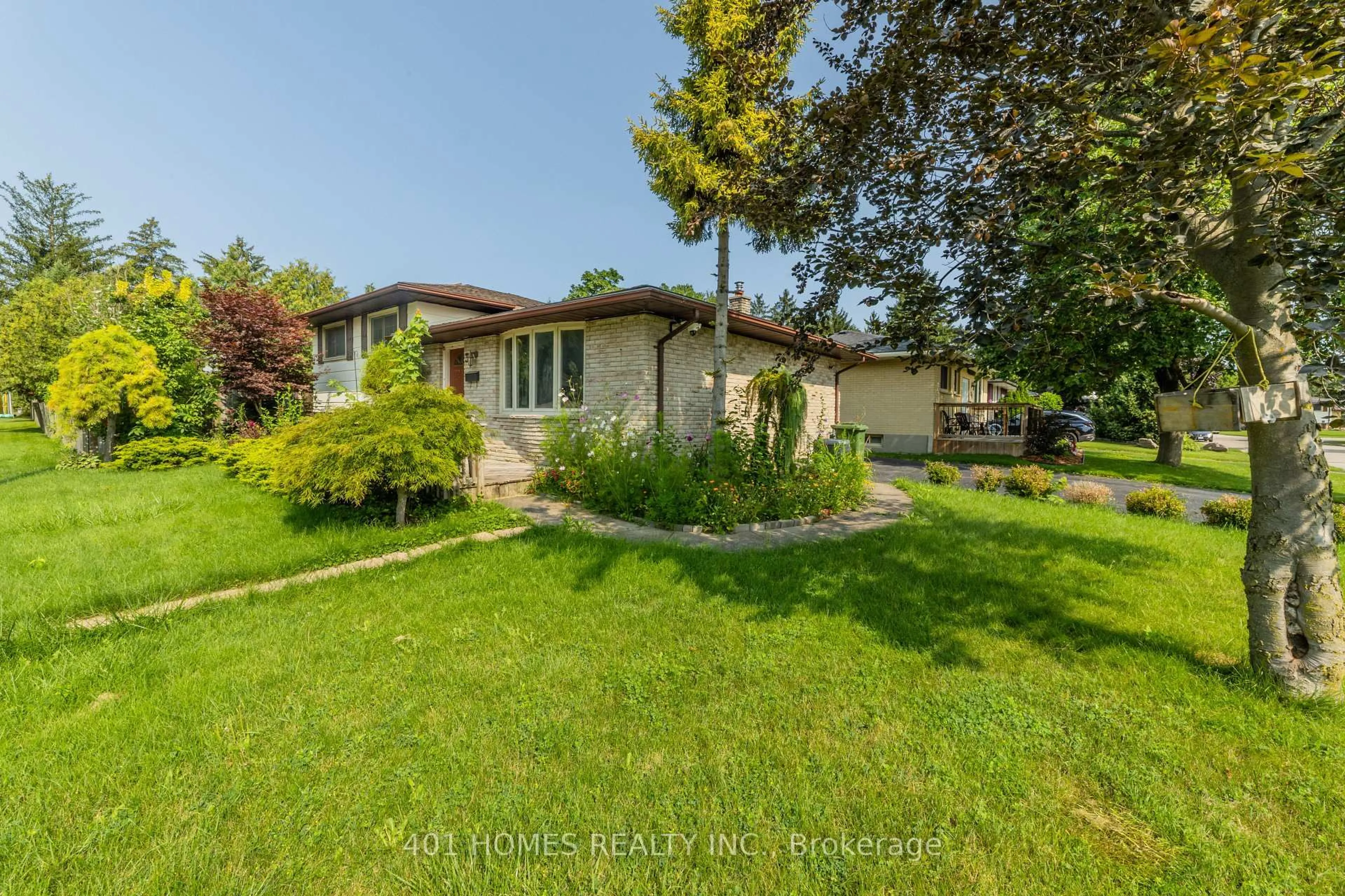 A pic from outside/outdoor area/front of a property/back of a property/a pic from drone, street for 39 Patricia St, St. Thomas Ontario N5P 3Z9