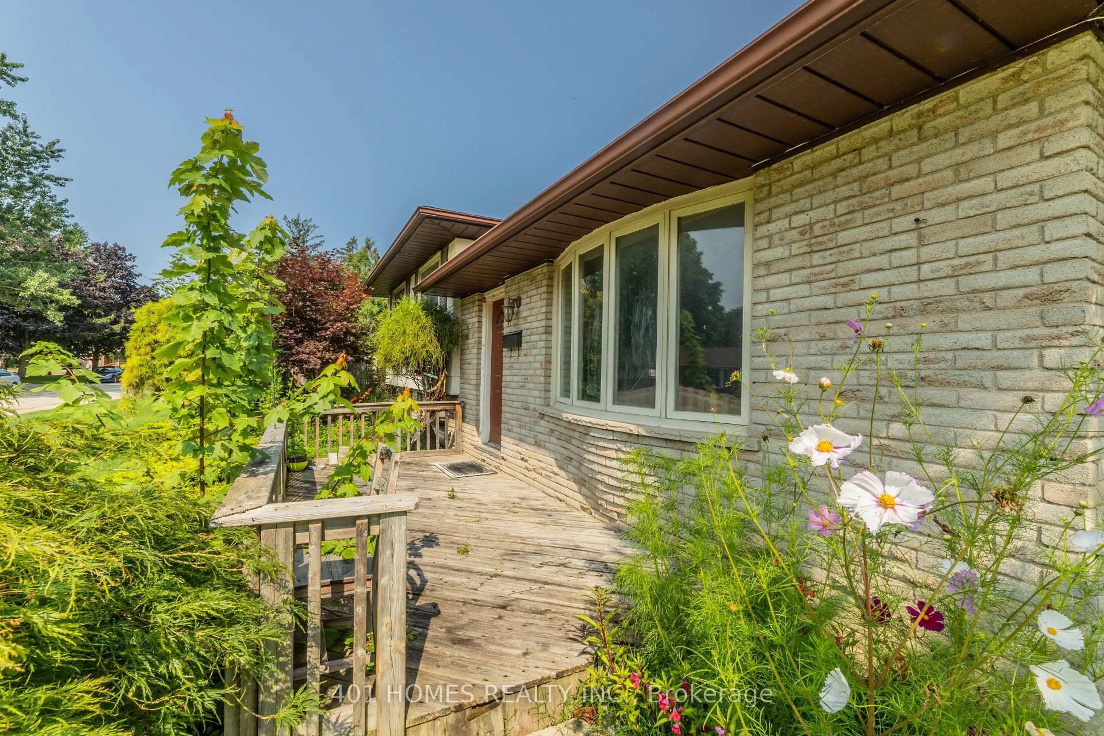 Patio, street for 39 Patricia St, St. Thomas Ontario N5P 3Z9