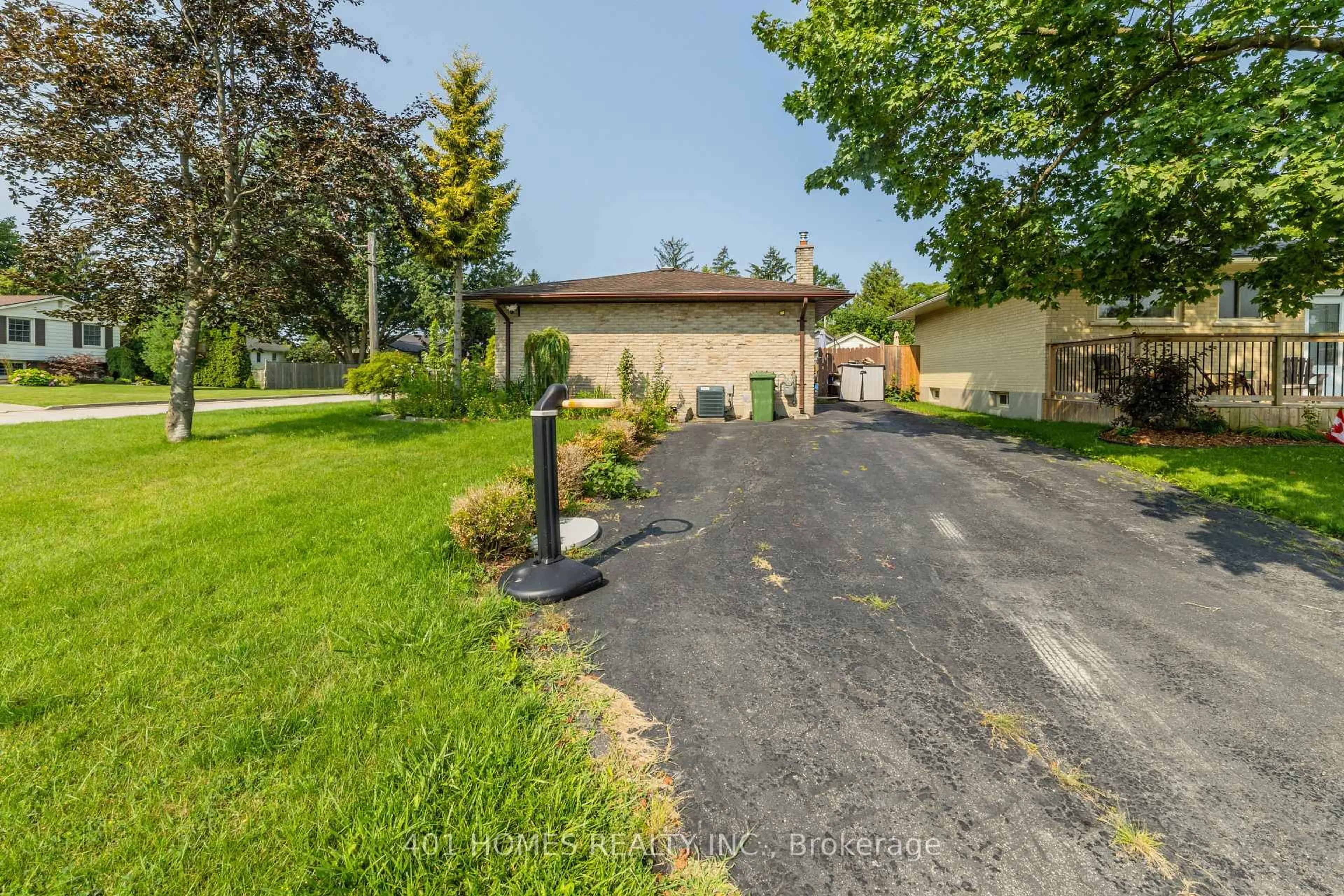 A pic from outside/outdoor area/front of a property/back of a property/a pic from drone, street for 39 Patricia St, St. Thomas Ontario N5P 3Z9
