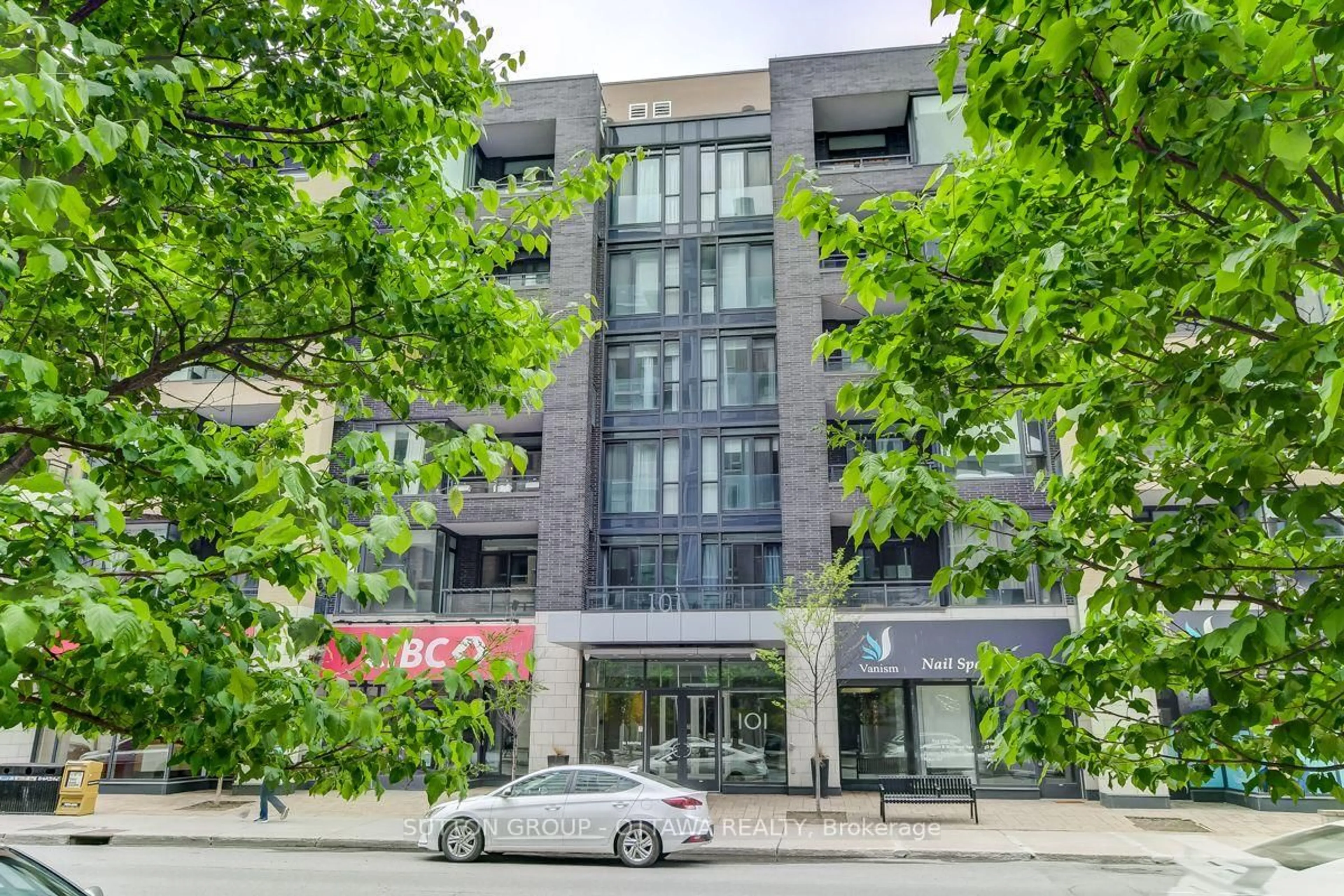 Indoor foyer for 101 Richmond Rd #110, Ottawa Ontario K1Z 0A6