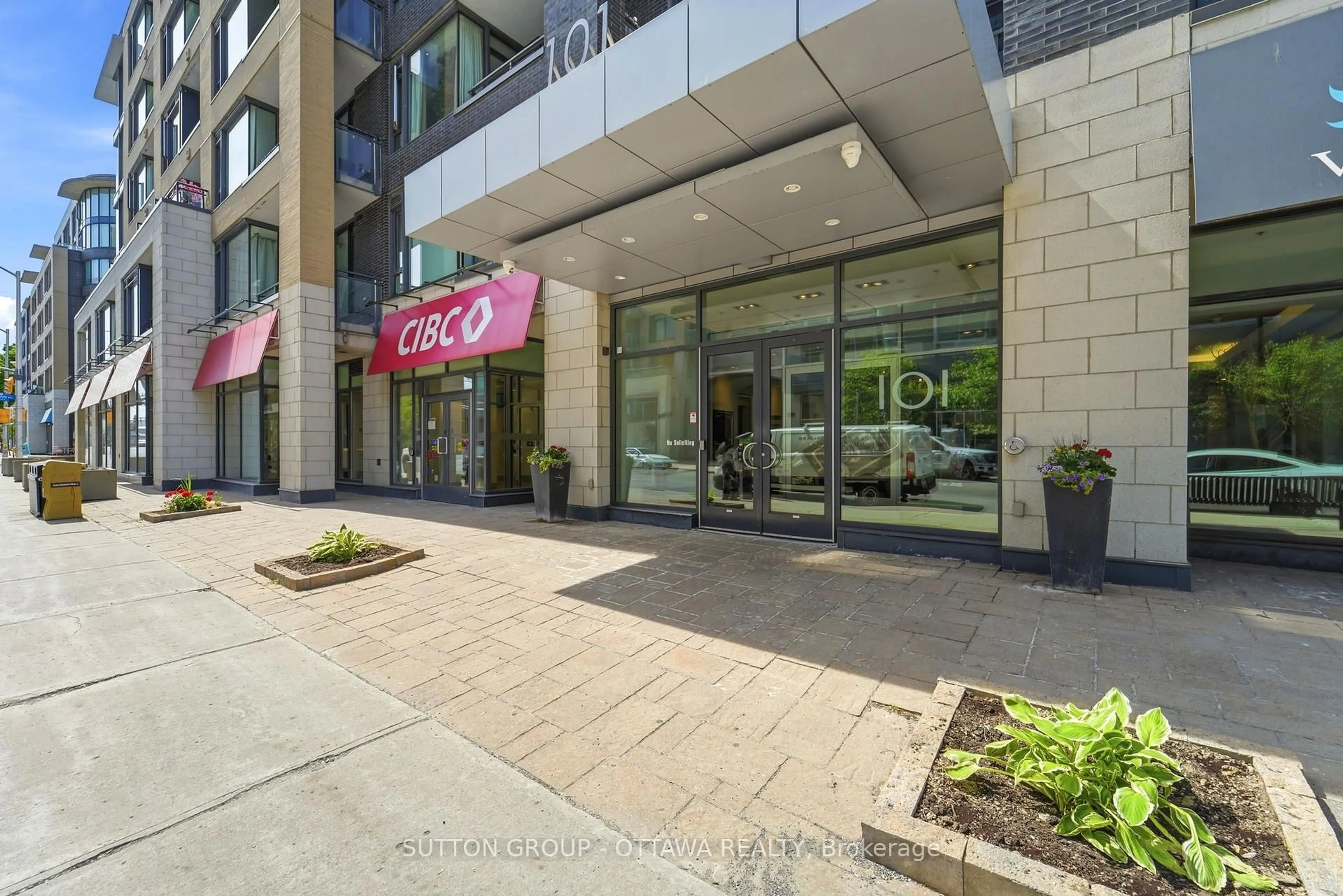 Indoor foyer for 101 Richmond Rd #110, Ottawa Ontario K1Z 0A6