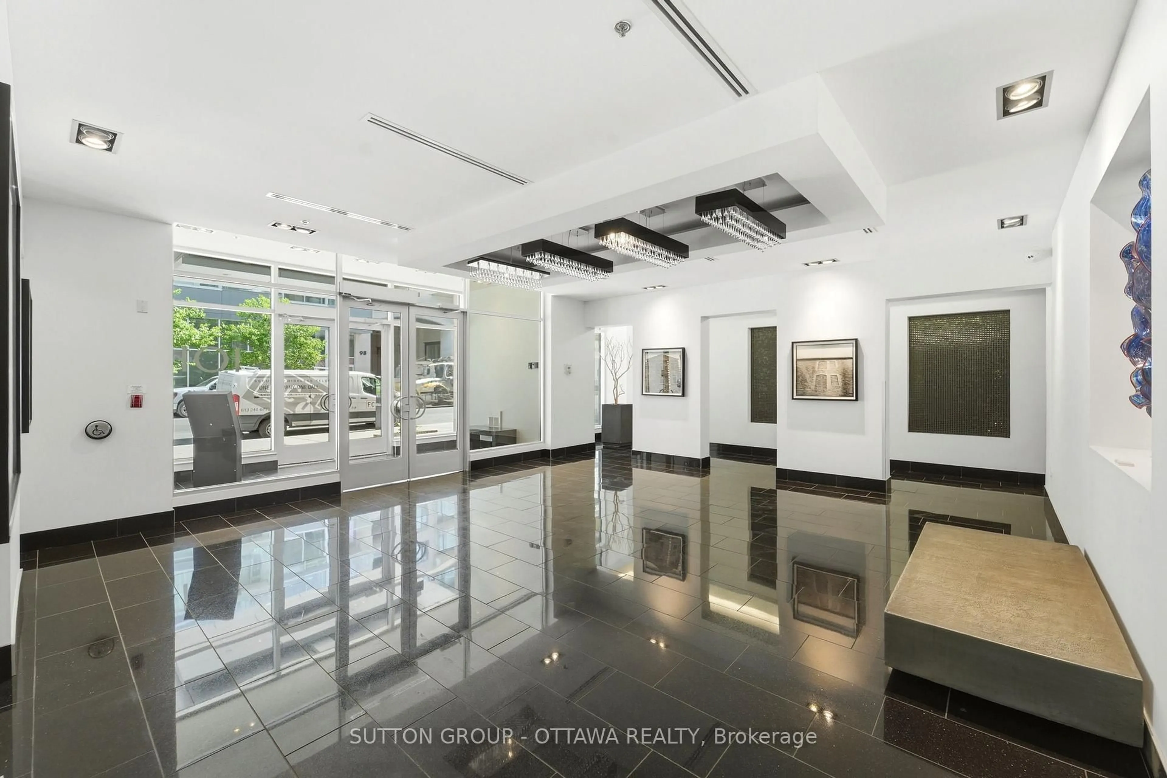 Indoor foyer for 101 Richmond Rd #110, Ottawa Ontario K1Z 0A6