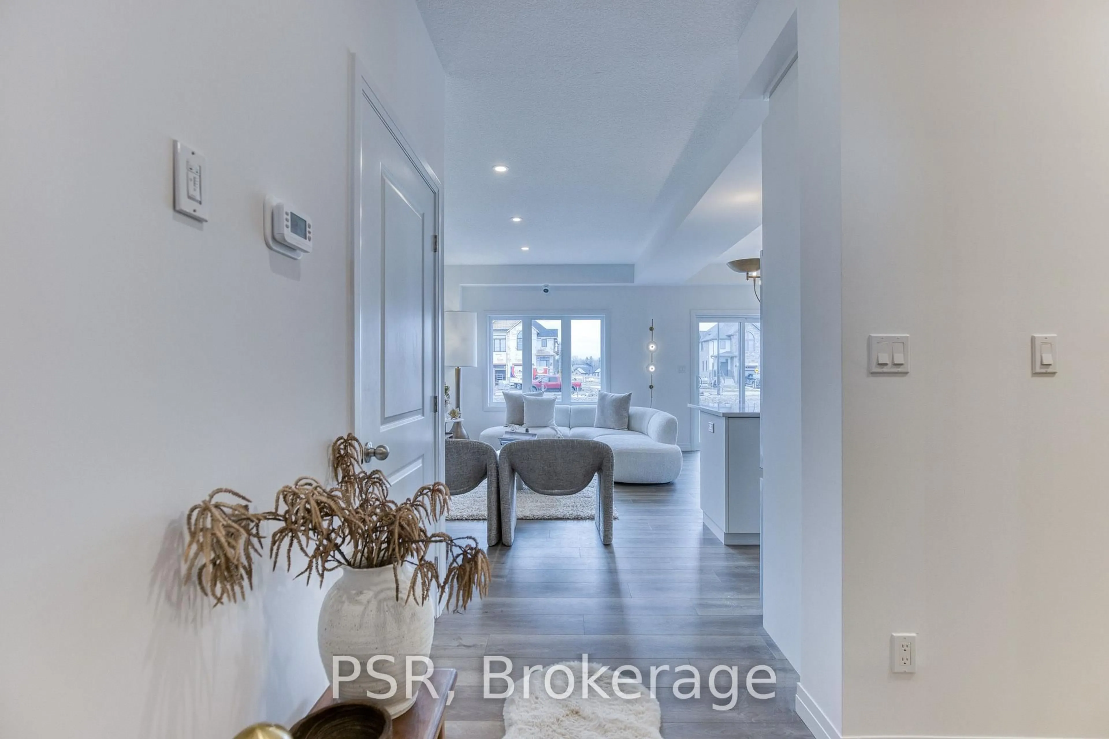 Indoor entryway for 196 Rivergreen Cres, Cambridge Ontario N1S 0G1