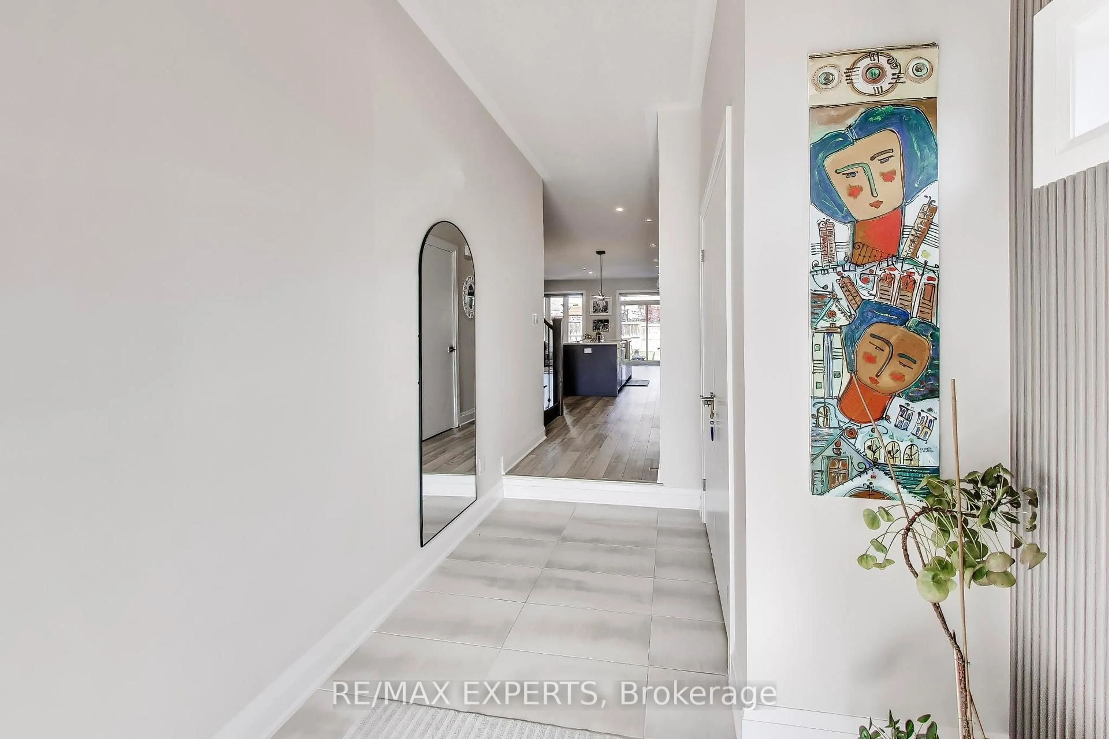 Indoor foyer for 228 Woodbine Ave, Kitchener Ontario N2R 1Y5