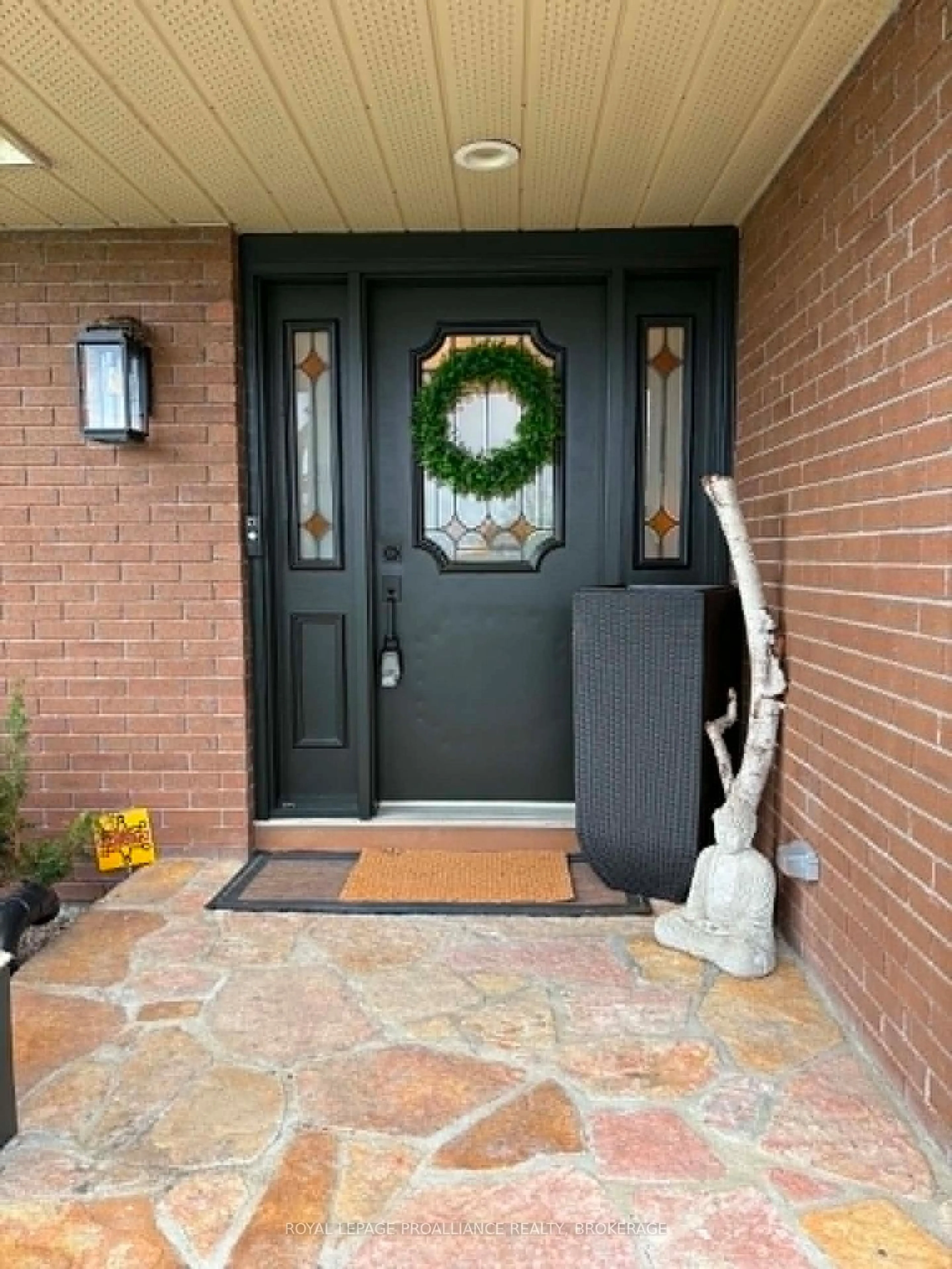 Indoor entryway for 1102 Burnside Dr, Augusta Ontario K6V 5T1